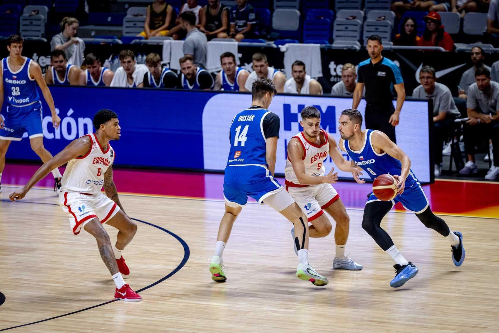 España B-República Checa, en fotos