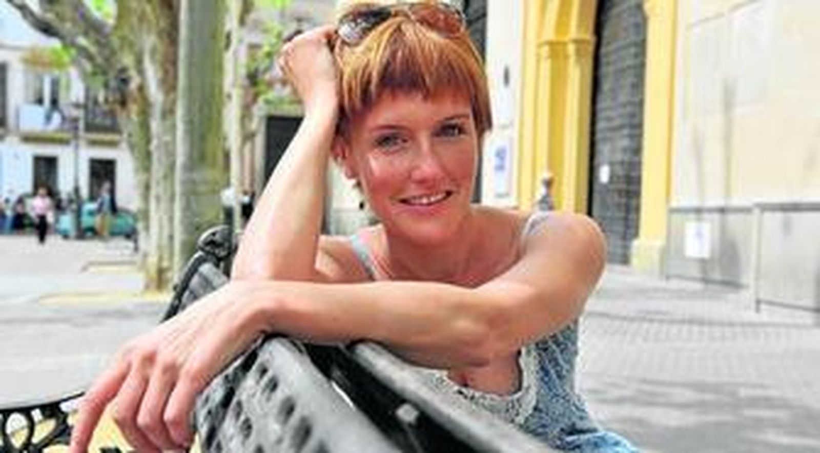 Protagonistas. Arriba, Silvia Luchetti, actriz que hace el papel protagonista de María, ayer junto a la Parroquia de la Magdalena. Sobre estas líneas, escenas del musical. Los niños que actuarán en Fibes son sevillanos.