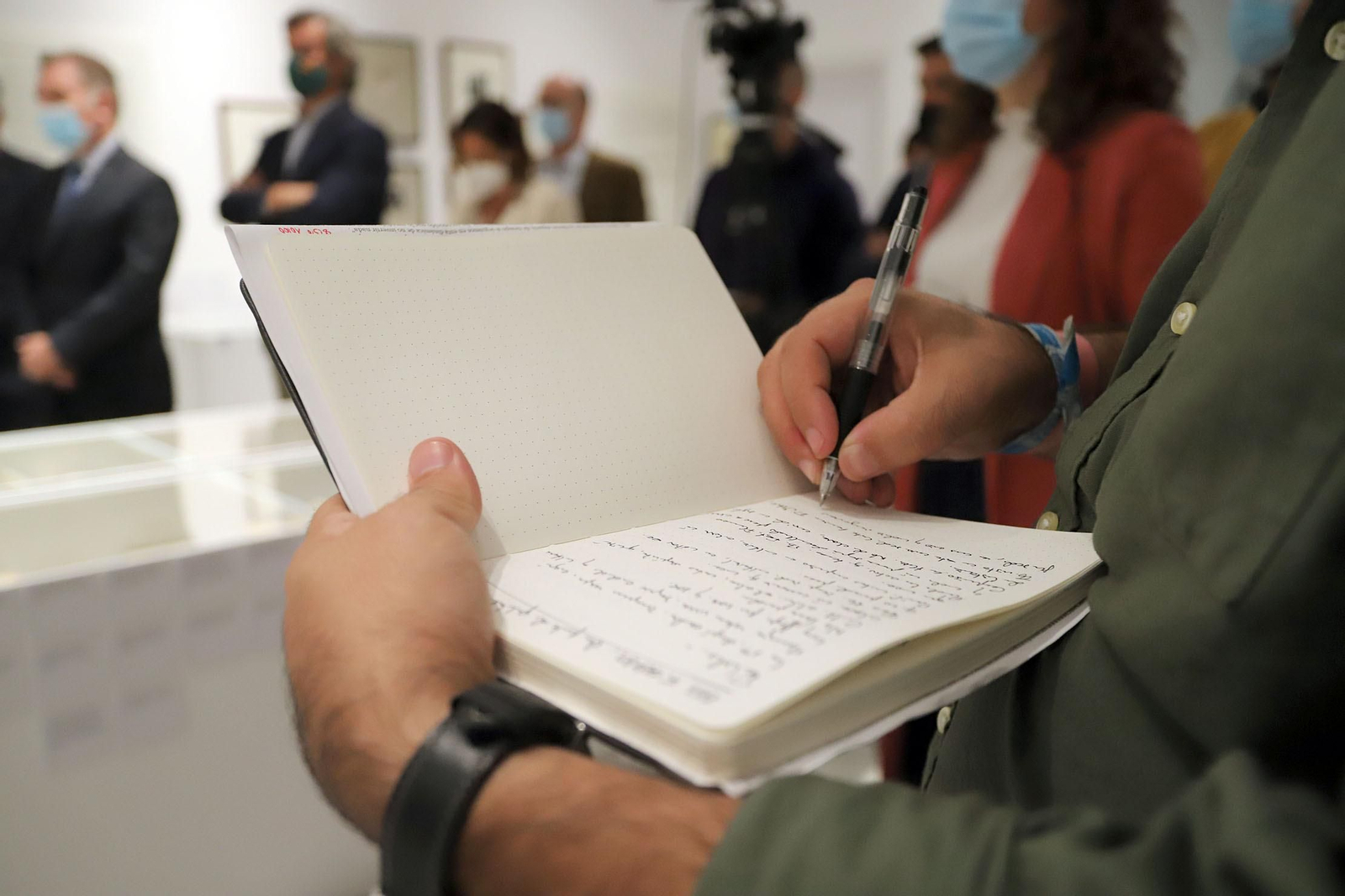 Las imágenes de la inauguración de la exposición 'Los Nuestros. Un puente de palabras'en el Comercial