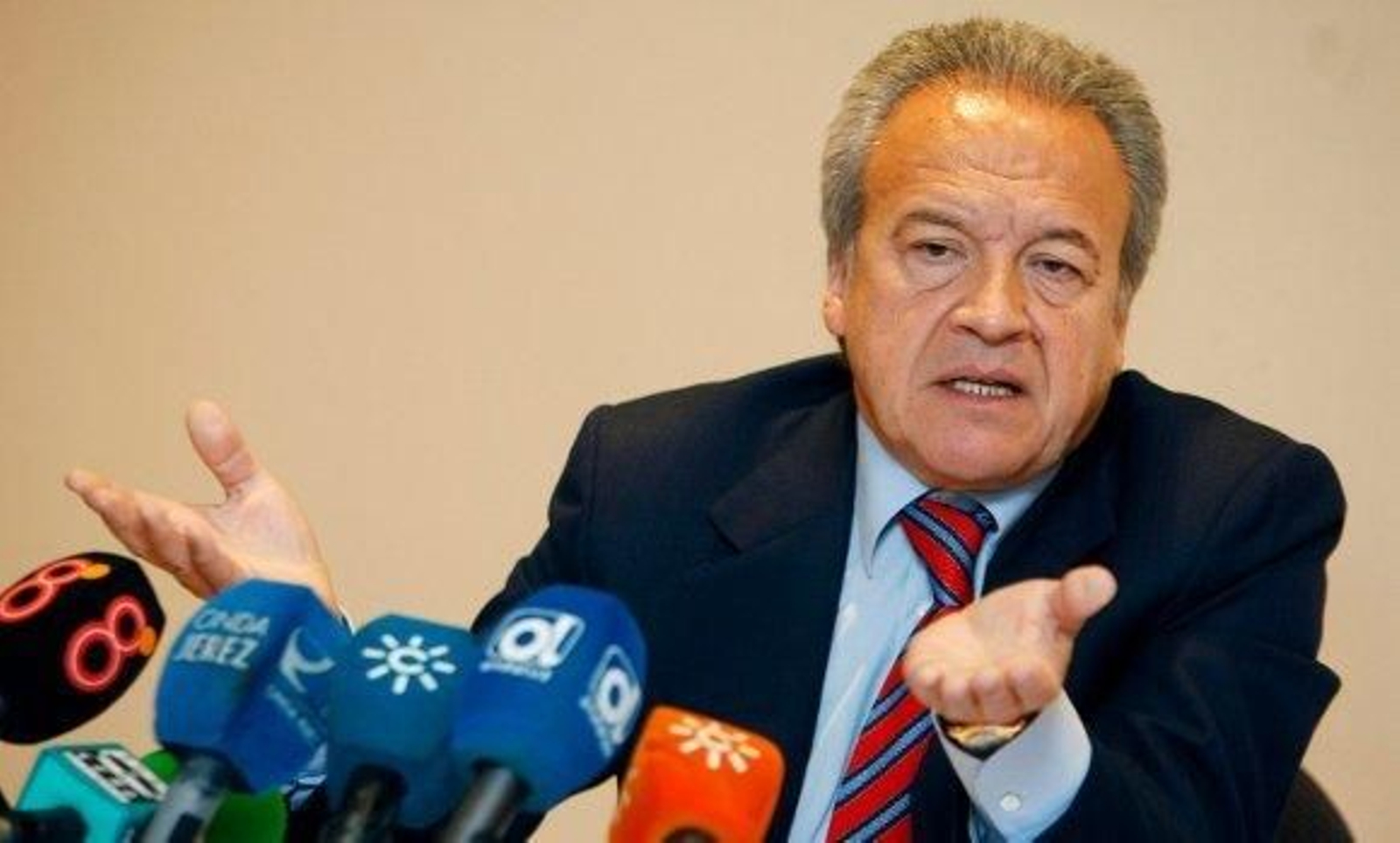 Recogen firmas solicitando el indulto de Pacheco