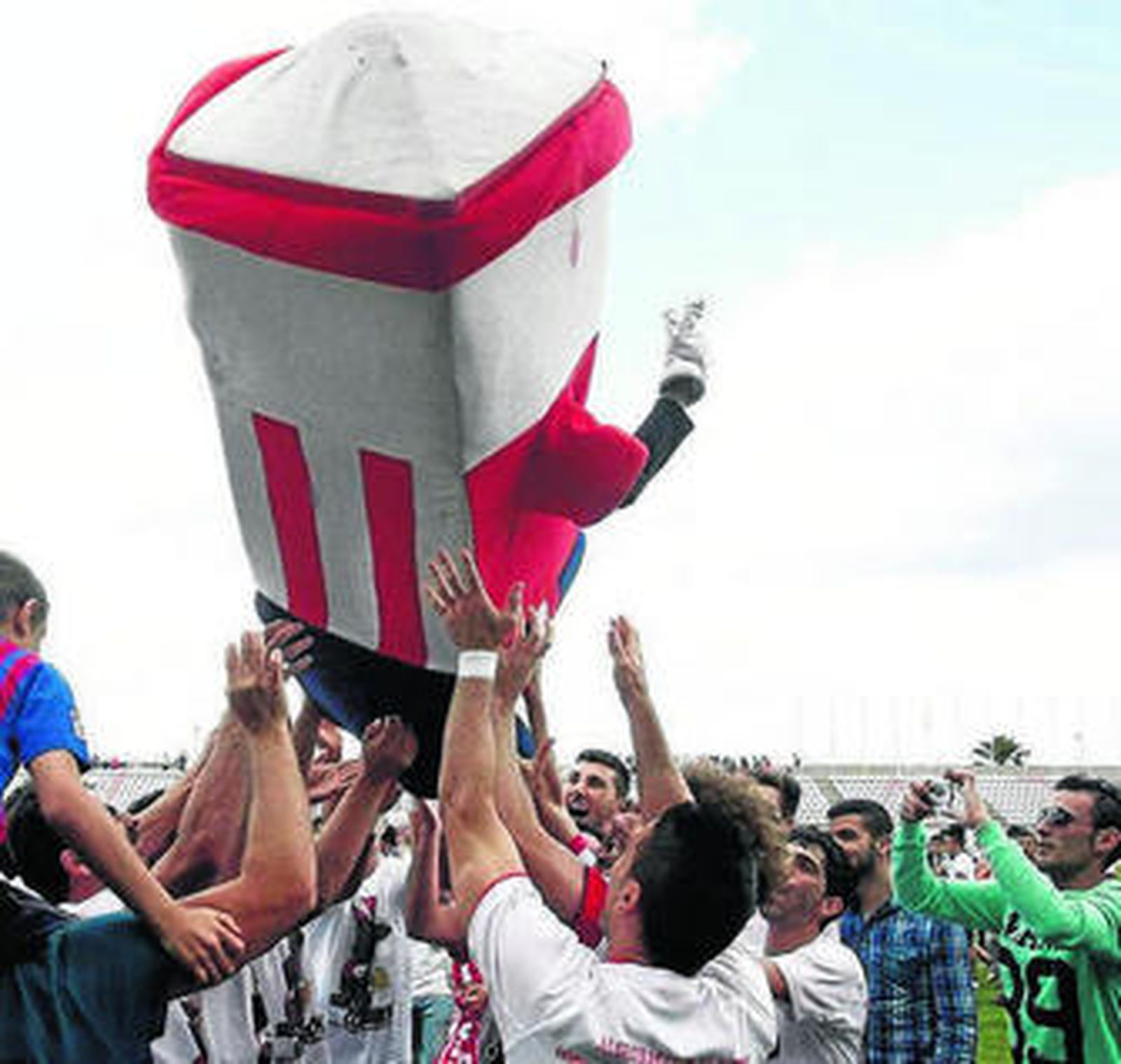 1. La mascota Miradín fue uno de los manteados. 2. Dos pequeños algeciristas disfrutan con su equipo. 3. El meta Romero se lanza en plancha en el vestuario ante las miradas y risas de los compañeros. 4. Los jugadores celebran el título con la Curva 1912. 5. Rafaelín, Pepe Tapia, Periquito y Foncubierta reciben un homenaje como recuerdo de su ascenso a Segunda de la 62/63. 6. Antonio Merino enseña tres dedos, tres son las veces que ha sido campeón en Tercera: con Balona, San Fernando y Algeciras. 7. La plantilla en el vestuario, que fue una fiesta. 8. Javi Chico, en la imagen junto a Pepe Álvarez, de Centenario Rojiblanco, recibe un obsequio como mejor jugador de la Liga según los aficionados. 8. Marín, con un extraño mono de peluche durante la celebración. Reportaje gráfico: Erasmo Fenoy.