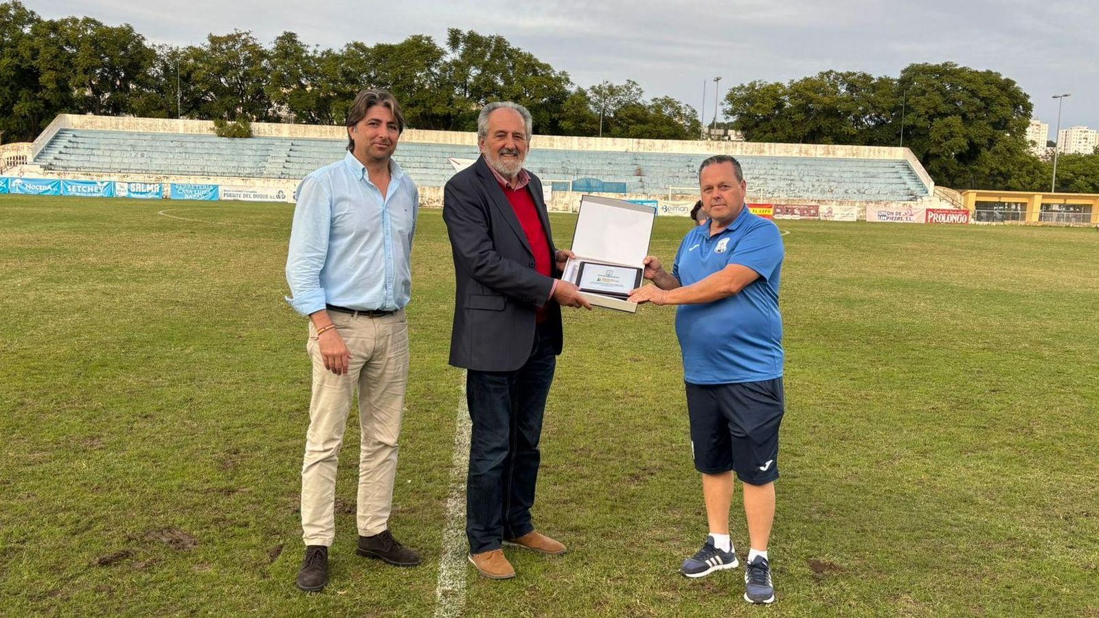 Luis Bononato, presidente de Poryecto Hombre, recibió una placa de manos de los dirigentes industrialistas.