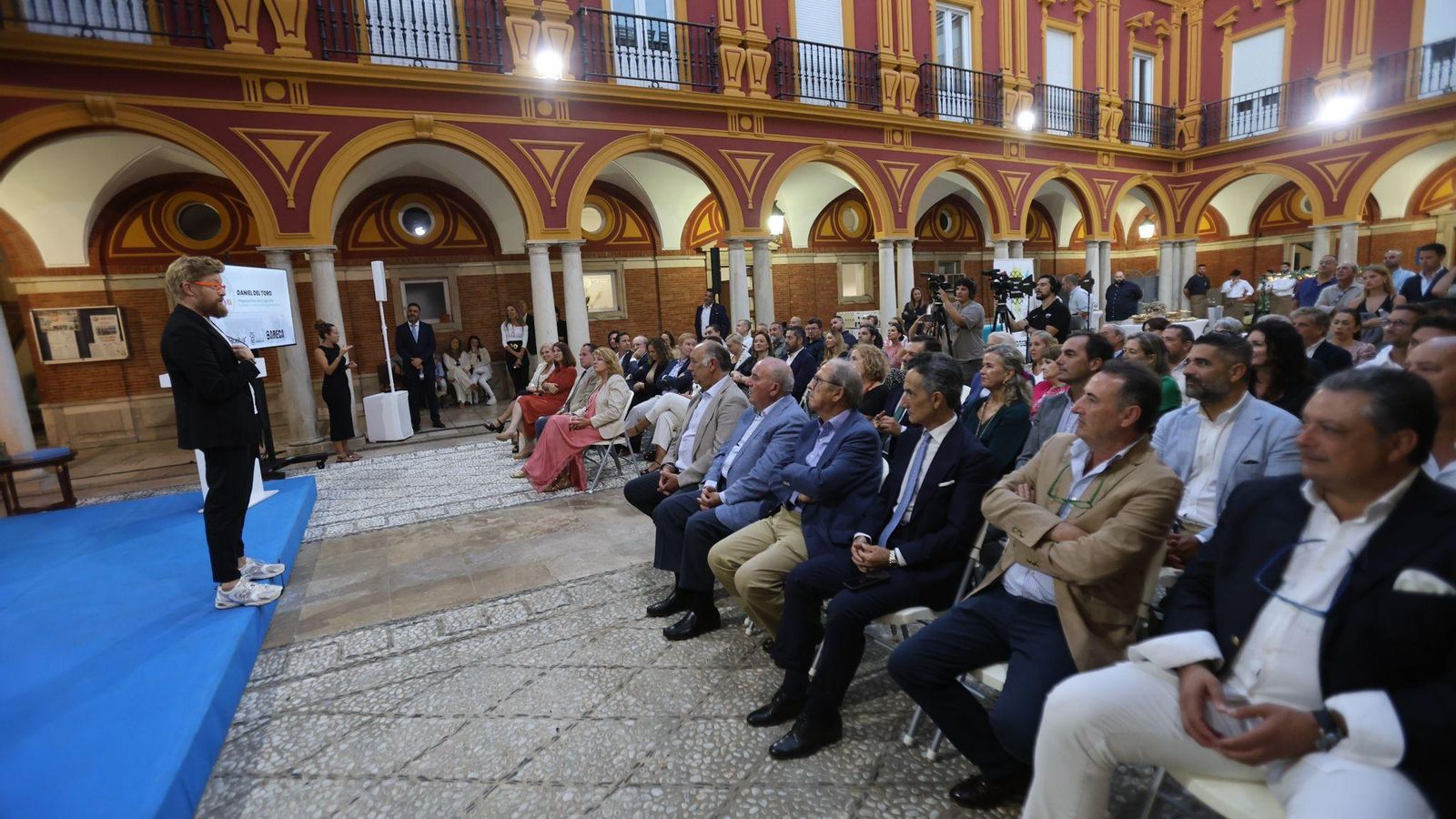Daniel del Toro realizando el pregón de la XXIII Feria de la Tapa de Huelva.