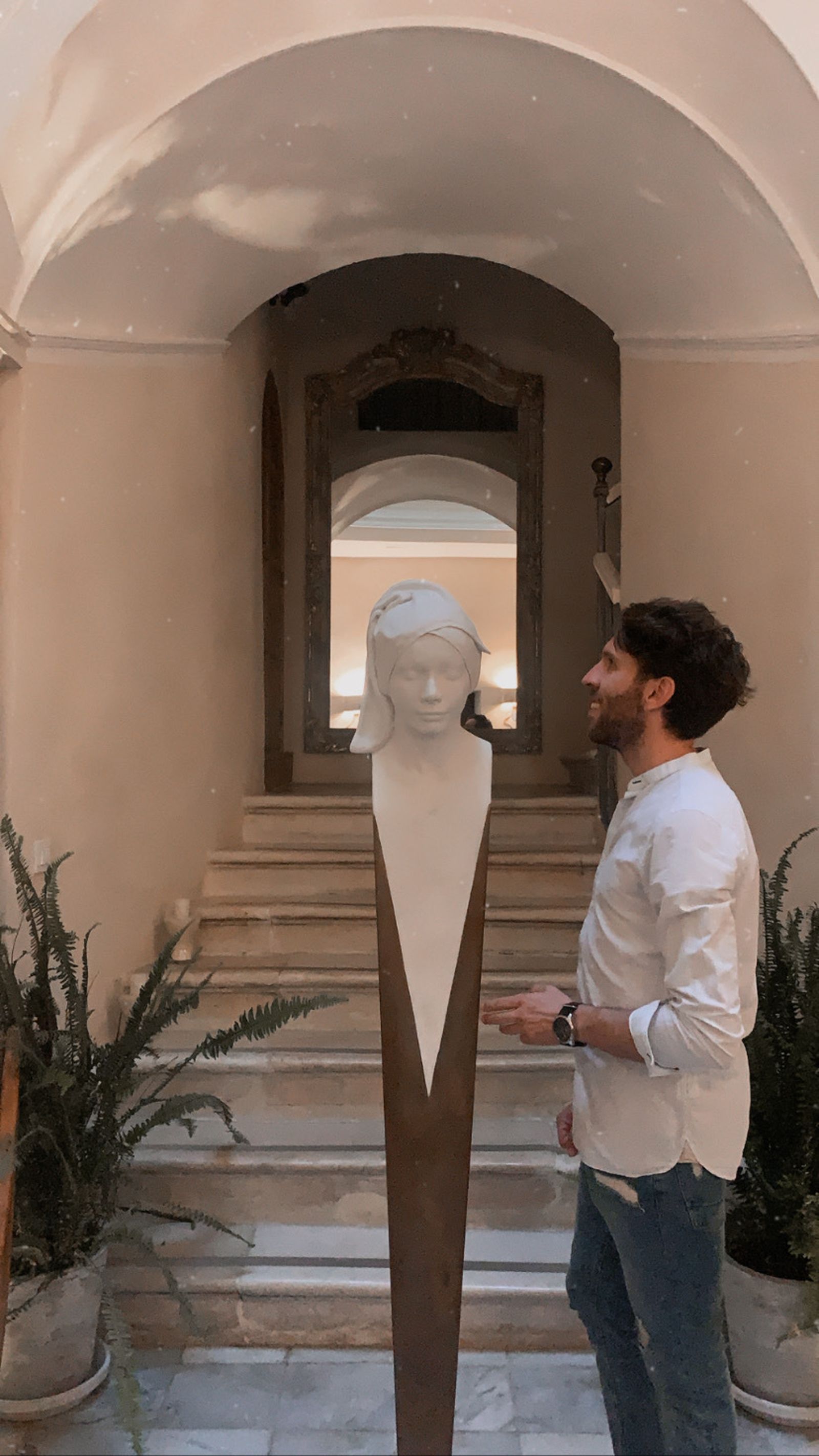 Iván Gómez Aparicio, ante una de sus esculturas.