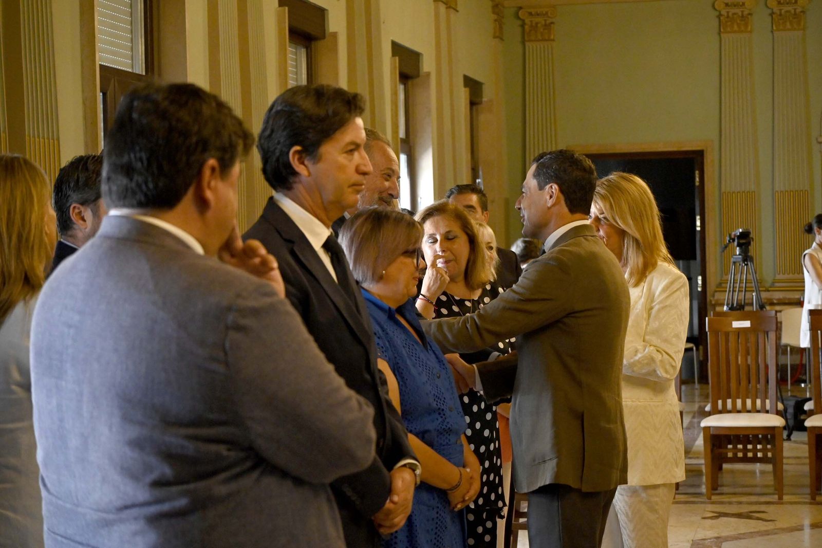 Visita de Juanma Moreno al Ayuntamiento de Huelva, en Imágenes