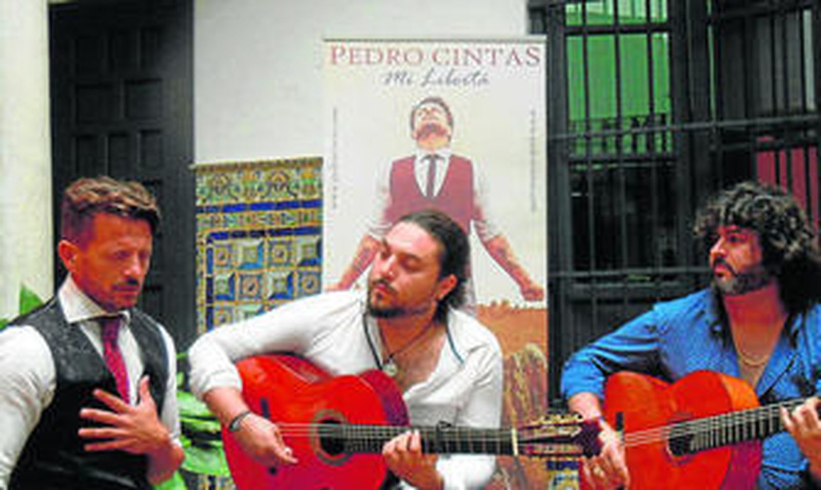 Pedro Cintas, ayer en el Instituto Andaluz del Flamenco junto a los guitarristas Niño Seve y Antonio García.