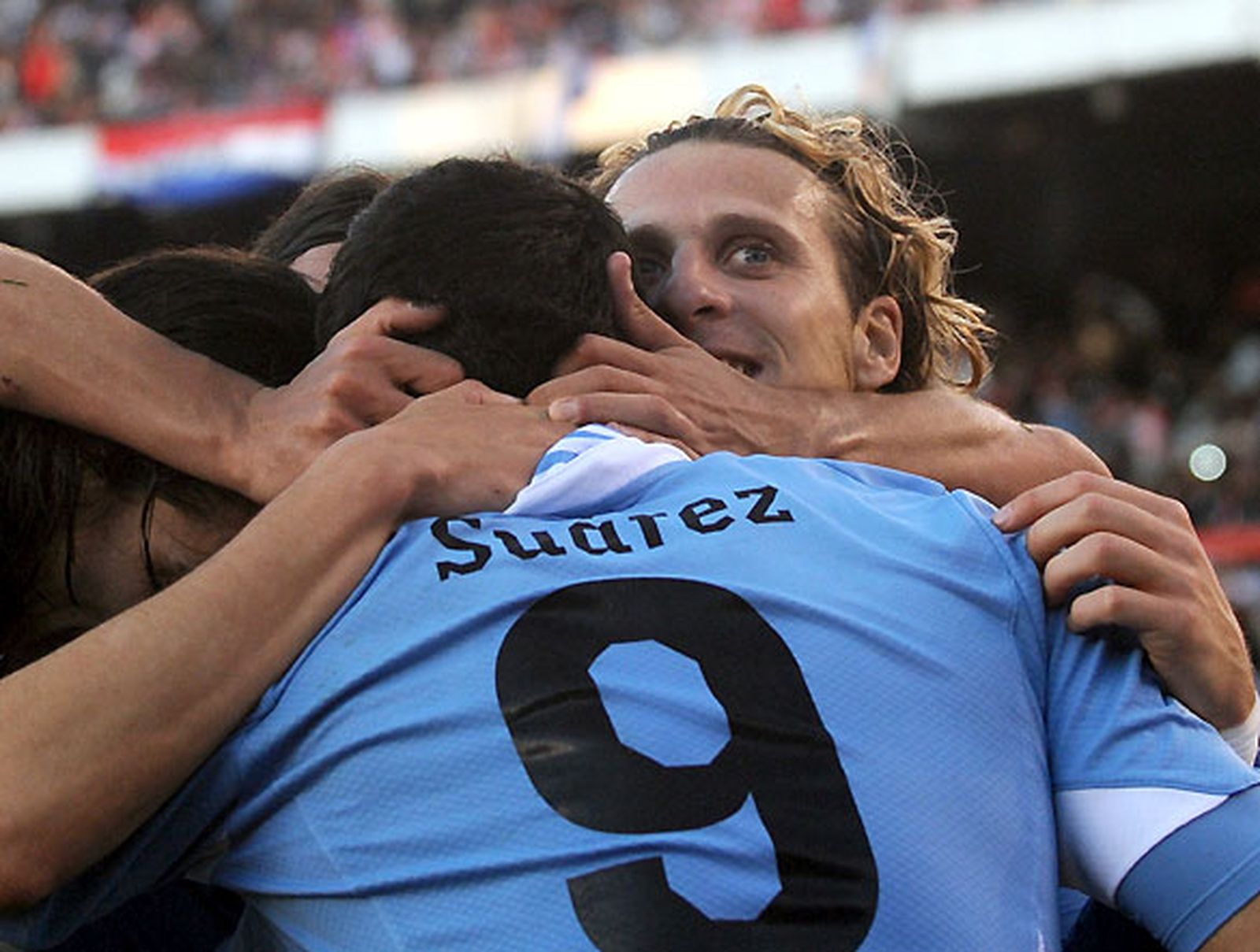 Luis Suárez y Forlán dan a Uruguay un título de récord (3-0)