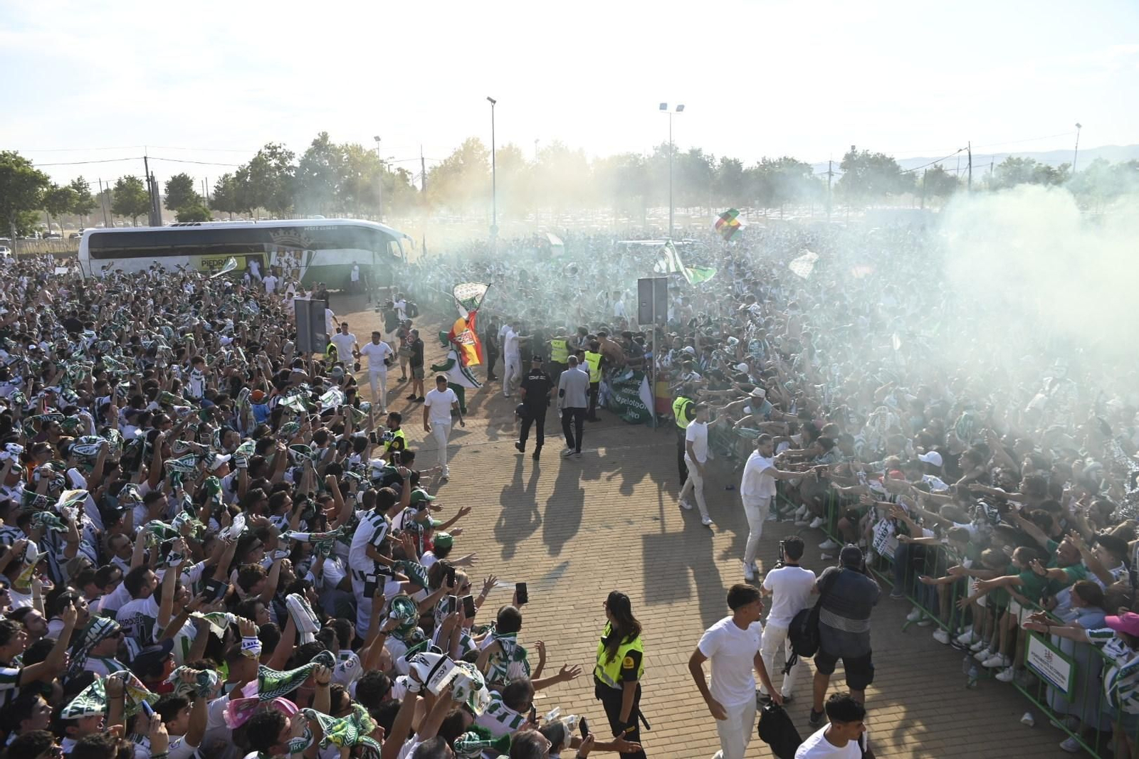 Las mejores imágenes del espectacular recibimiento a los jugadores del Córdoba CF antes de la final por el ascenso
