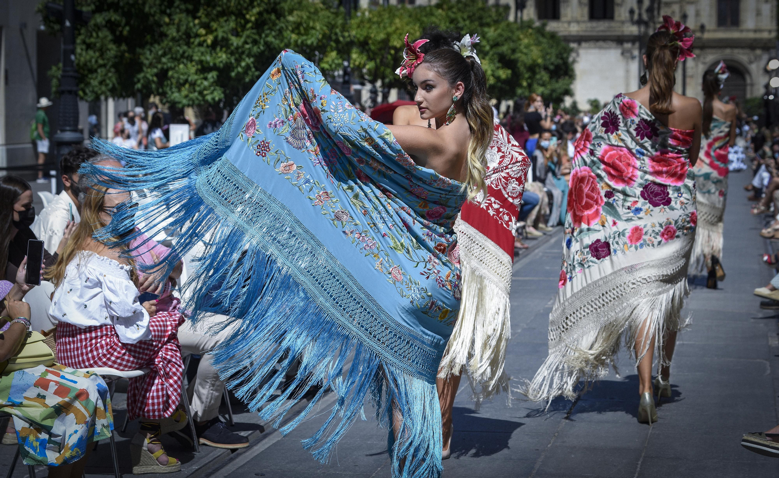 El desfile de moda flamenca de la Avenida de la Constitución, en imágenes