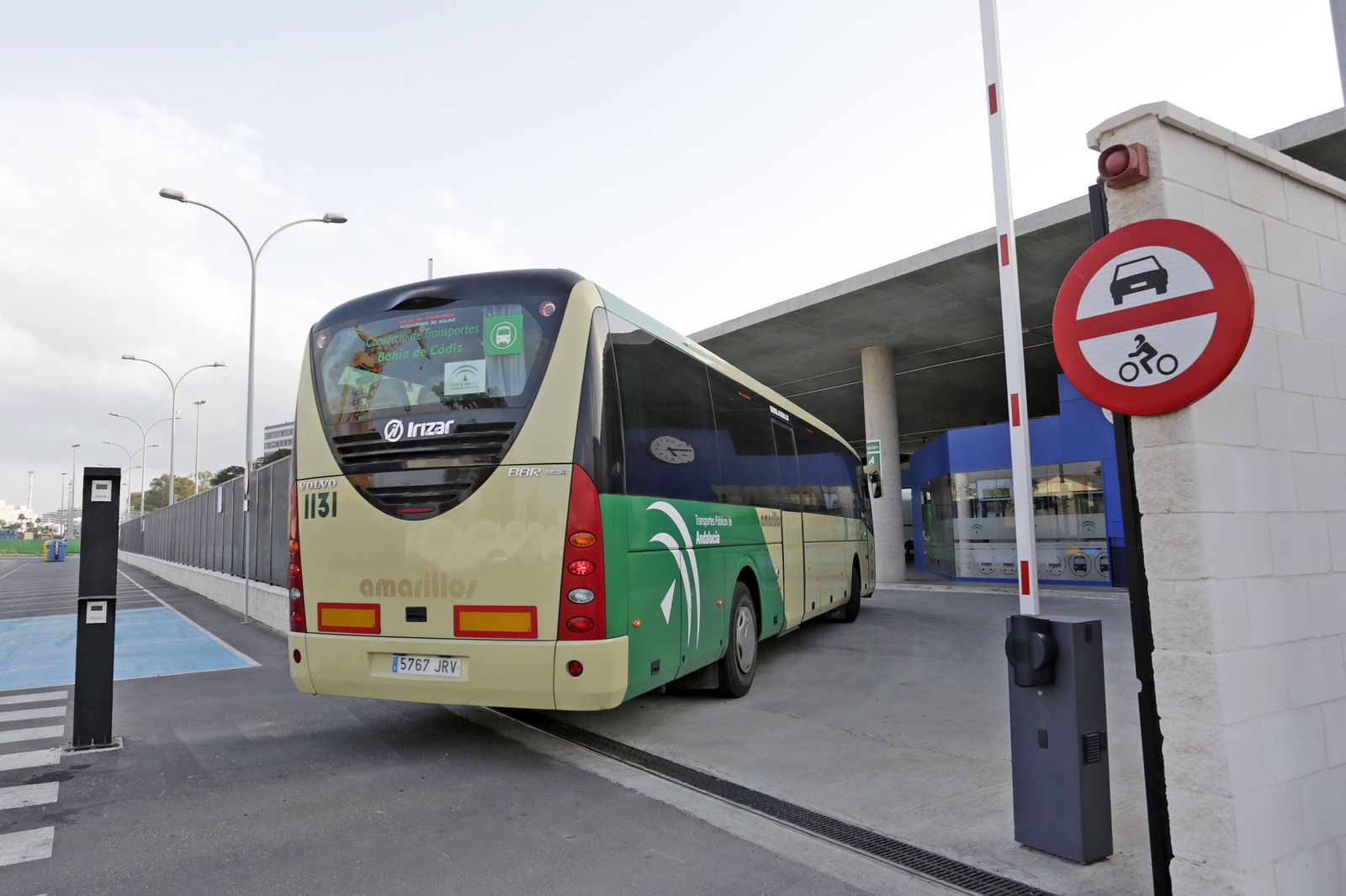 Un autobús de Los Amarillos entrando ayer en la nueva estación de Cádiz.