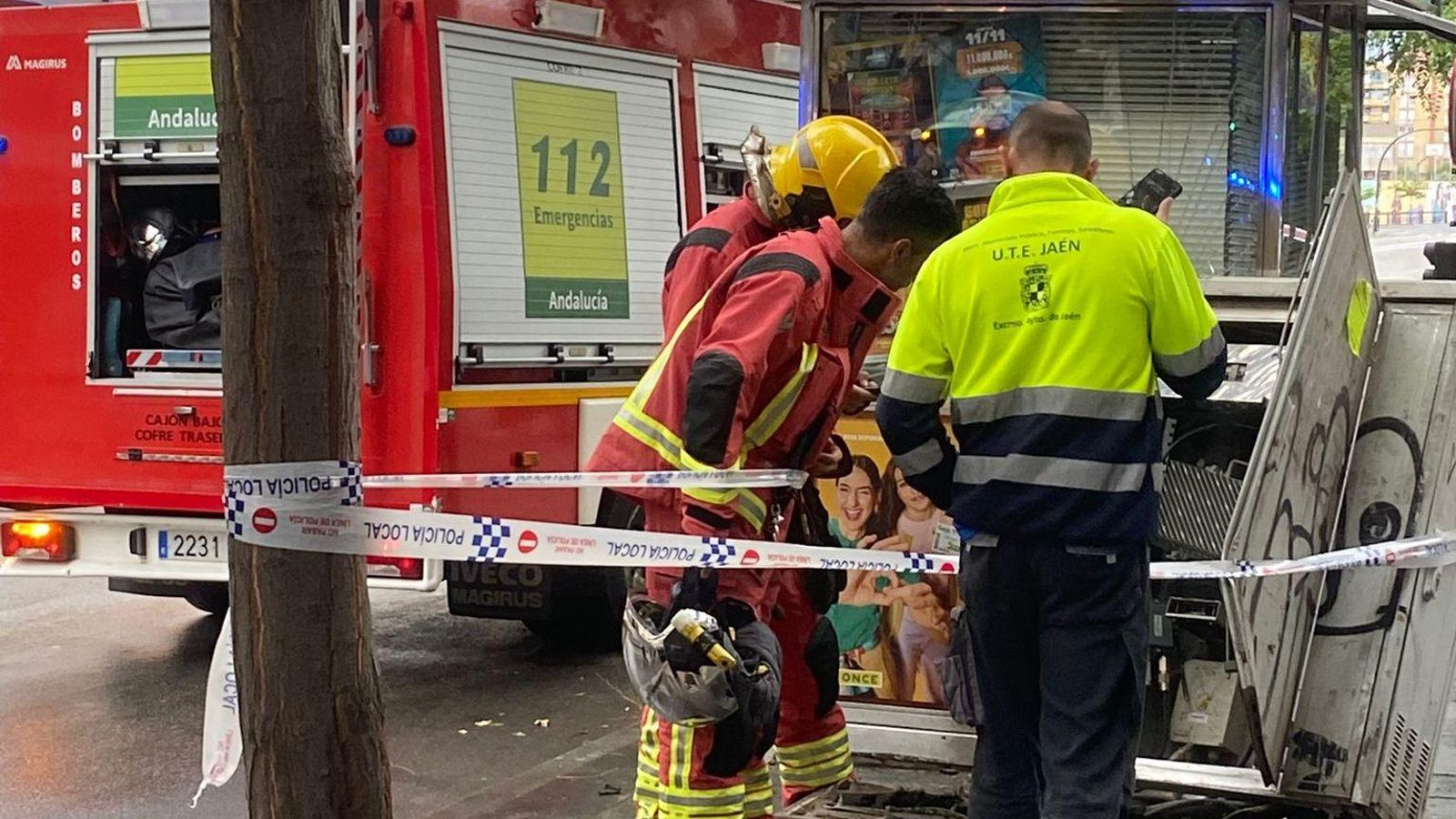 Bomberos de Jaén acordonan la zona en el accidente en la avenida de Andalucía.