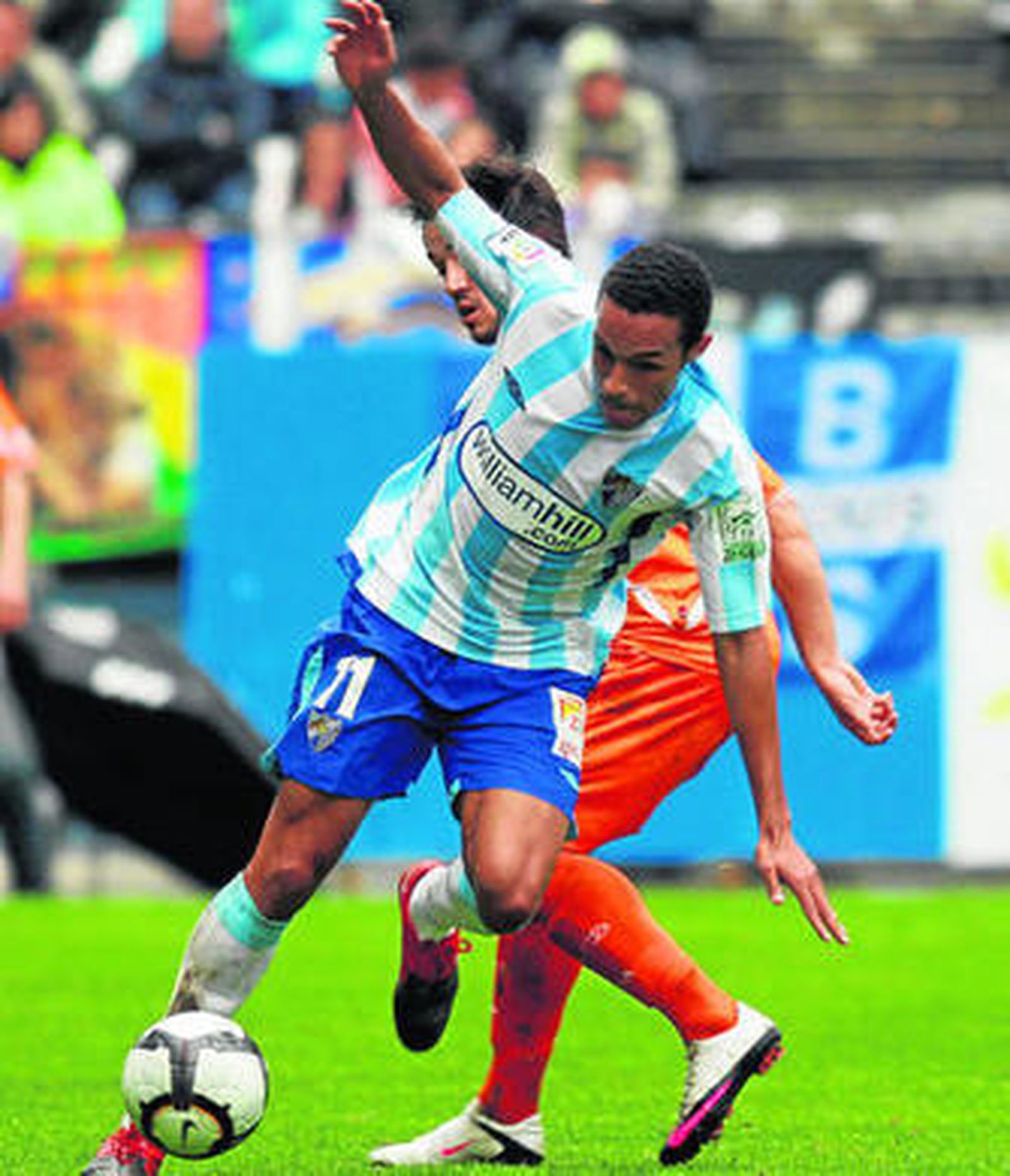 Valdo dribla a un jugador del Xerez, el domingo en La Rosaleda.