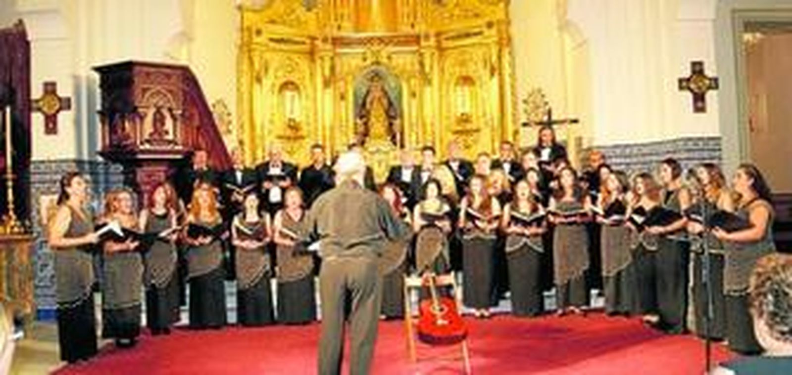 La Coral Polifónica Padre J. Mirabent, durante su actuación del sábado noche en la segunda jornada del XXX Festival Coral del Atlántico de Isla Cristina.