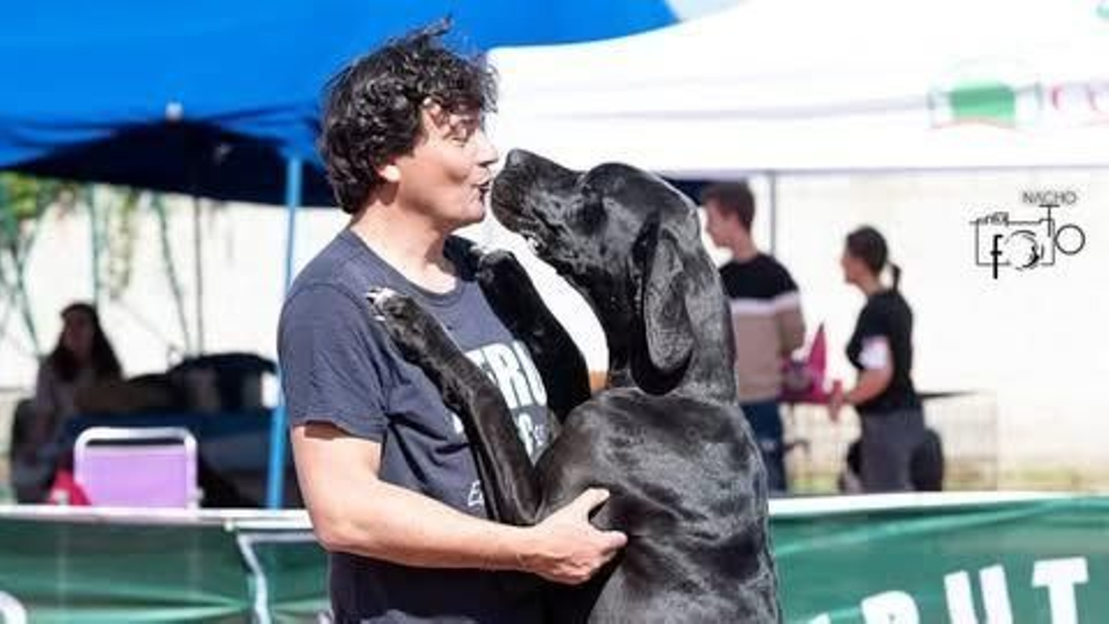 Charlotte, la dogo alemán almonteña que ha ganado varios concursos, junto a su dueño Vicente Martínez.