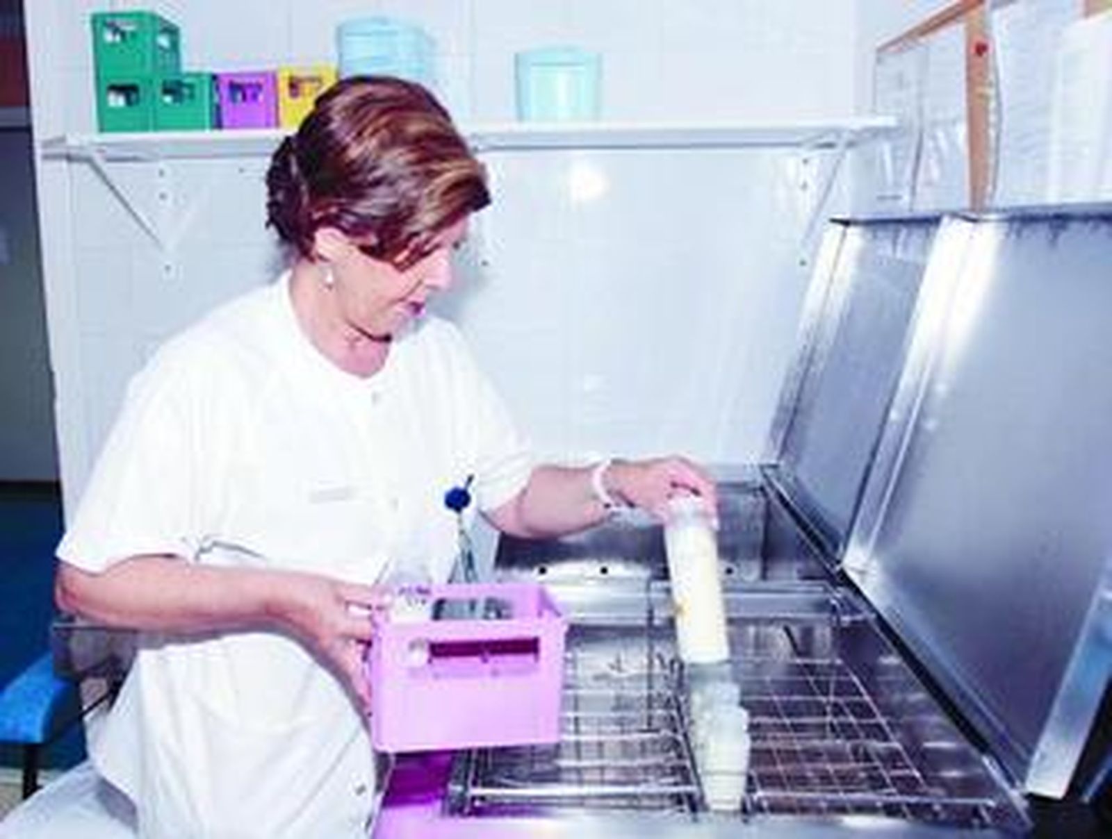 1. Los biberones se pasteurizan para su mejor preparación. 2. Sonia García (izqda.) y Mª Ángeles Bailón. 3 y 4. Las leches preparadas facilitan el trabajo. 5. El servicio ha comenzado a congelar leche para niños neonatos.