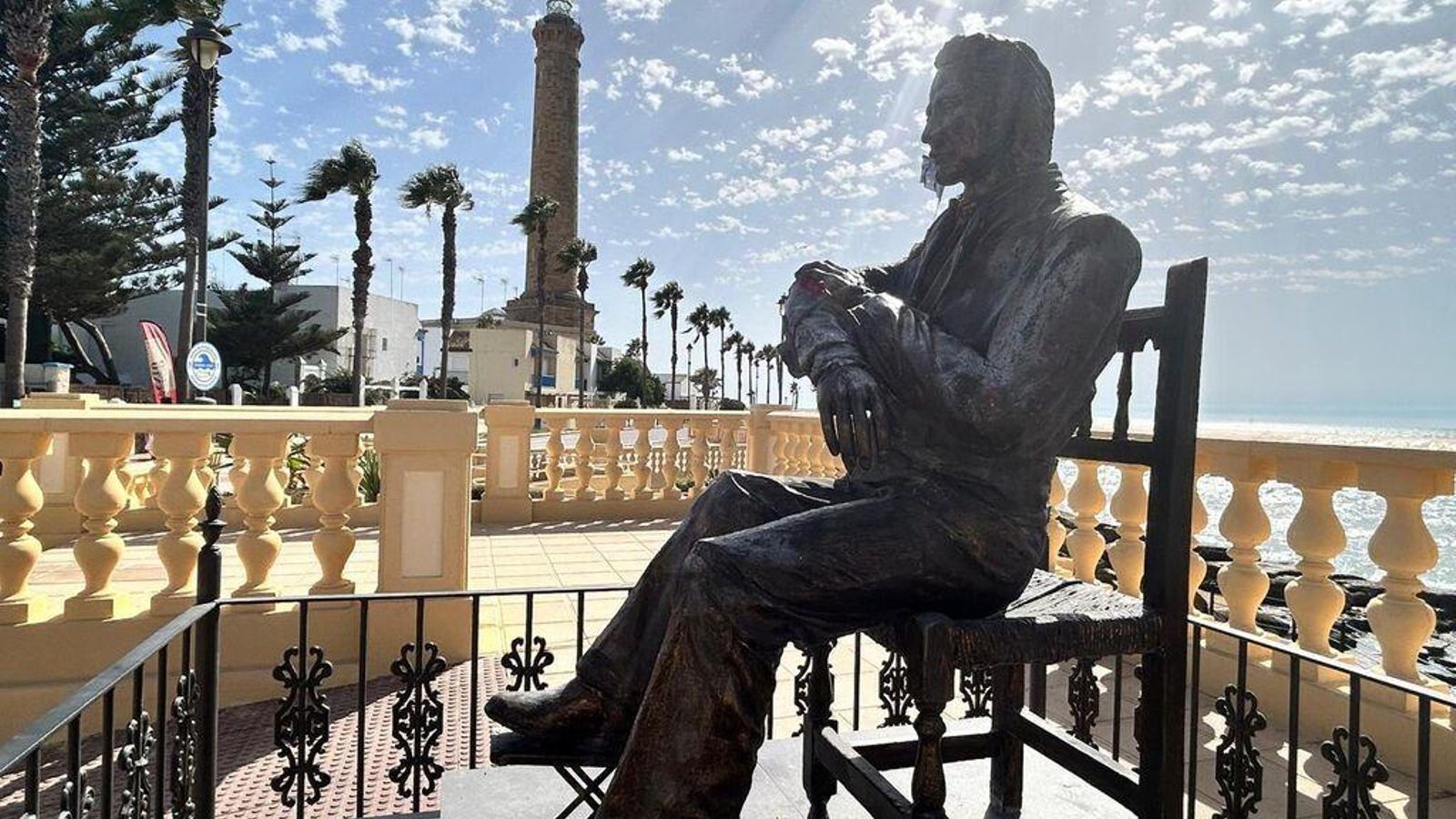 Escultura de Manolo Sanlúcar. Escultura de Manolo Sanlúcar.
