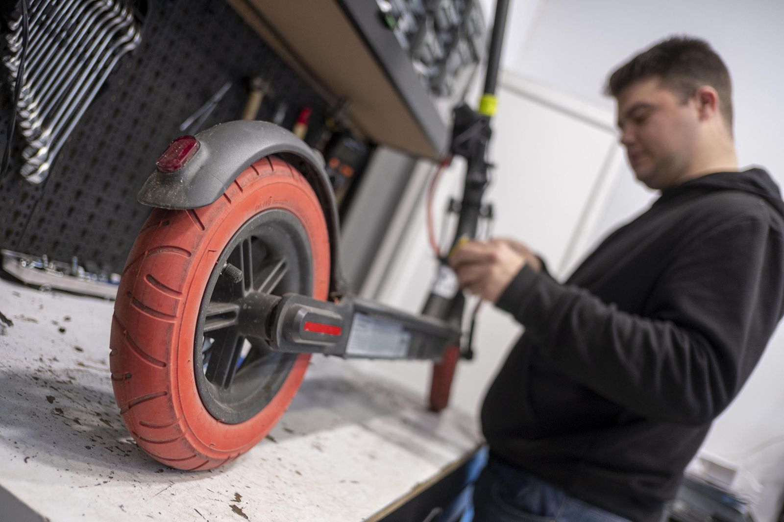 Uno de los técnicos de Zonachip reparando un patinete eléctrico en el establecimiento que tienen en la Glorieta Ingeniero La Cierva, 1.