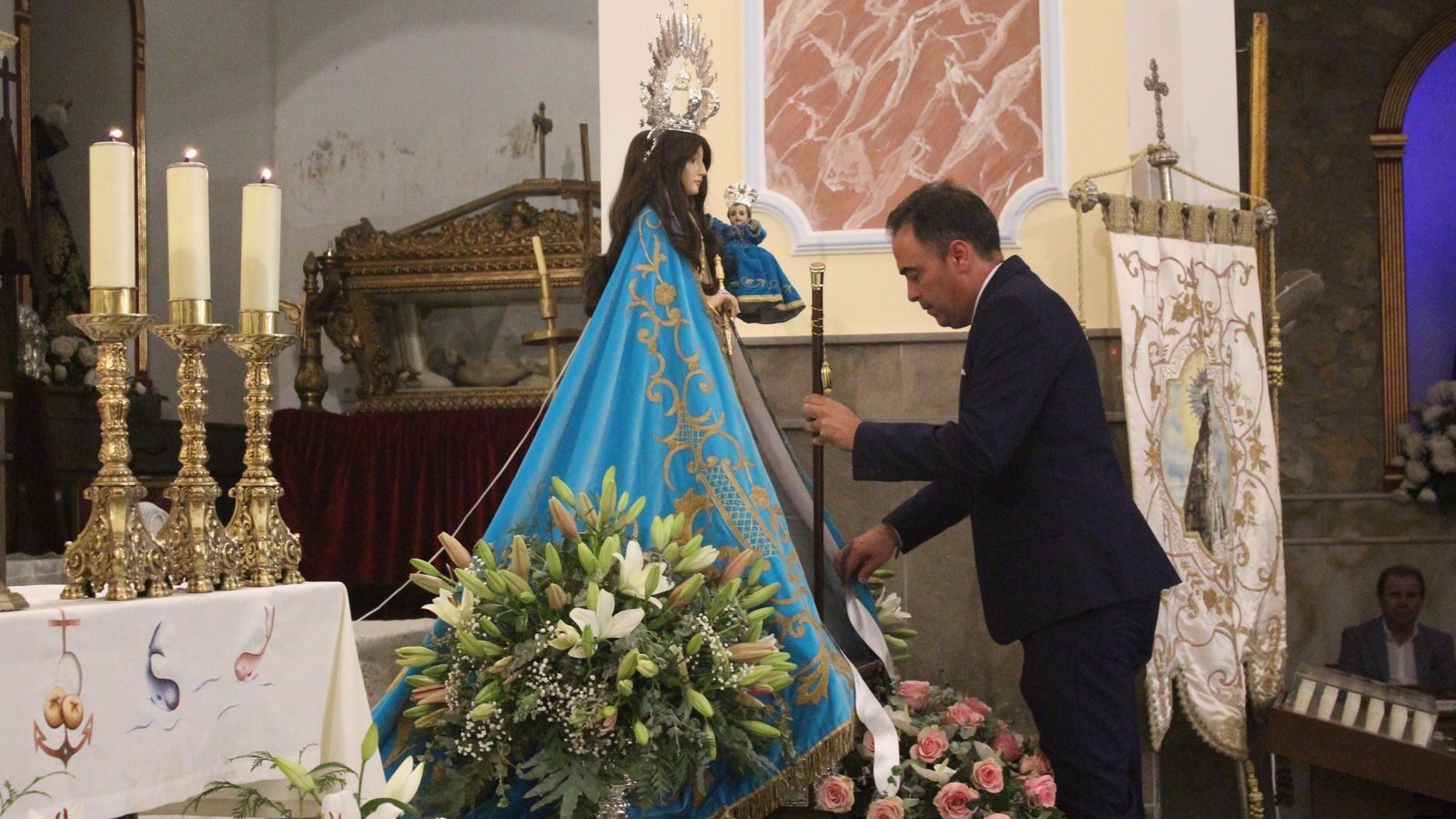 El alcalde de Antas, Pedro Ridao, entrega la vara de alcaldesa a la Virgen de la Cabeza.