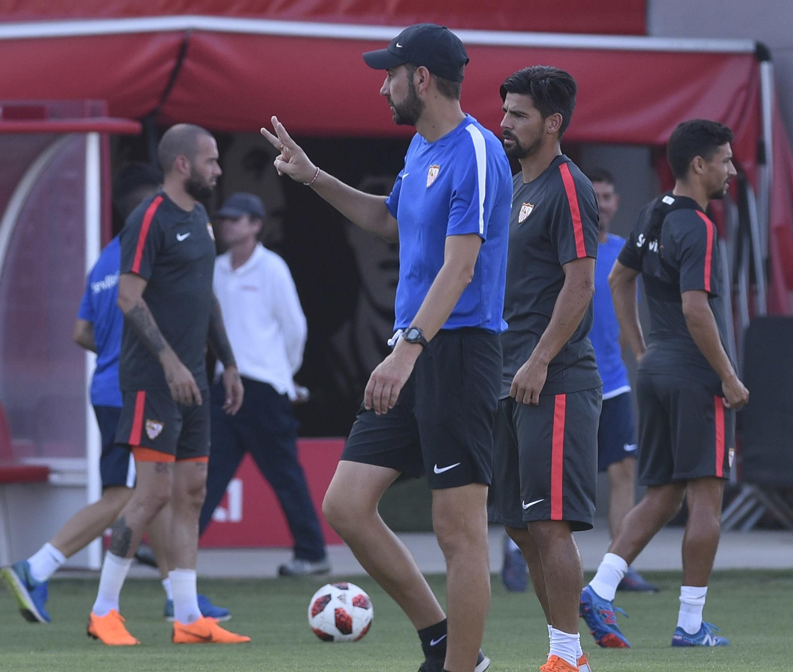 Machín da algunas órdenes a los suyos en el entrenamiento.