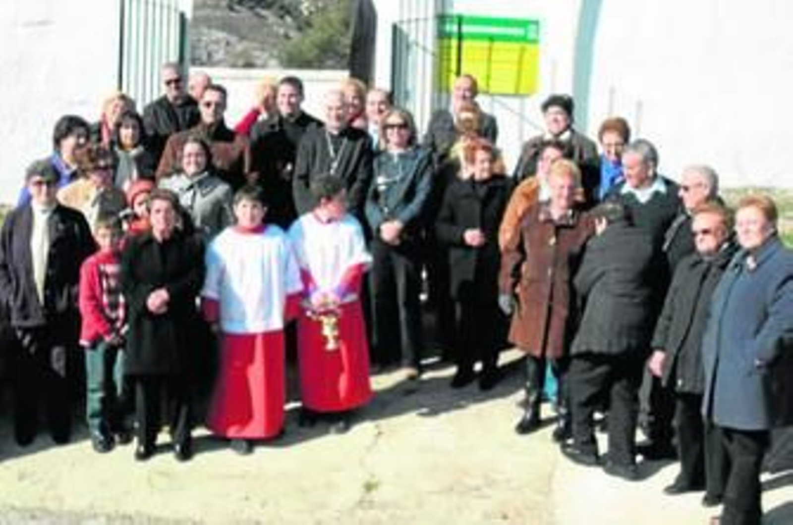 El obispo de Almería, Adolfo González, rodeado por vecinos.