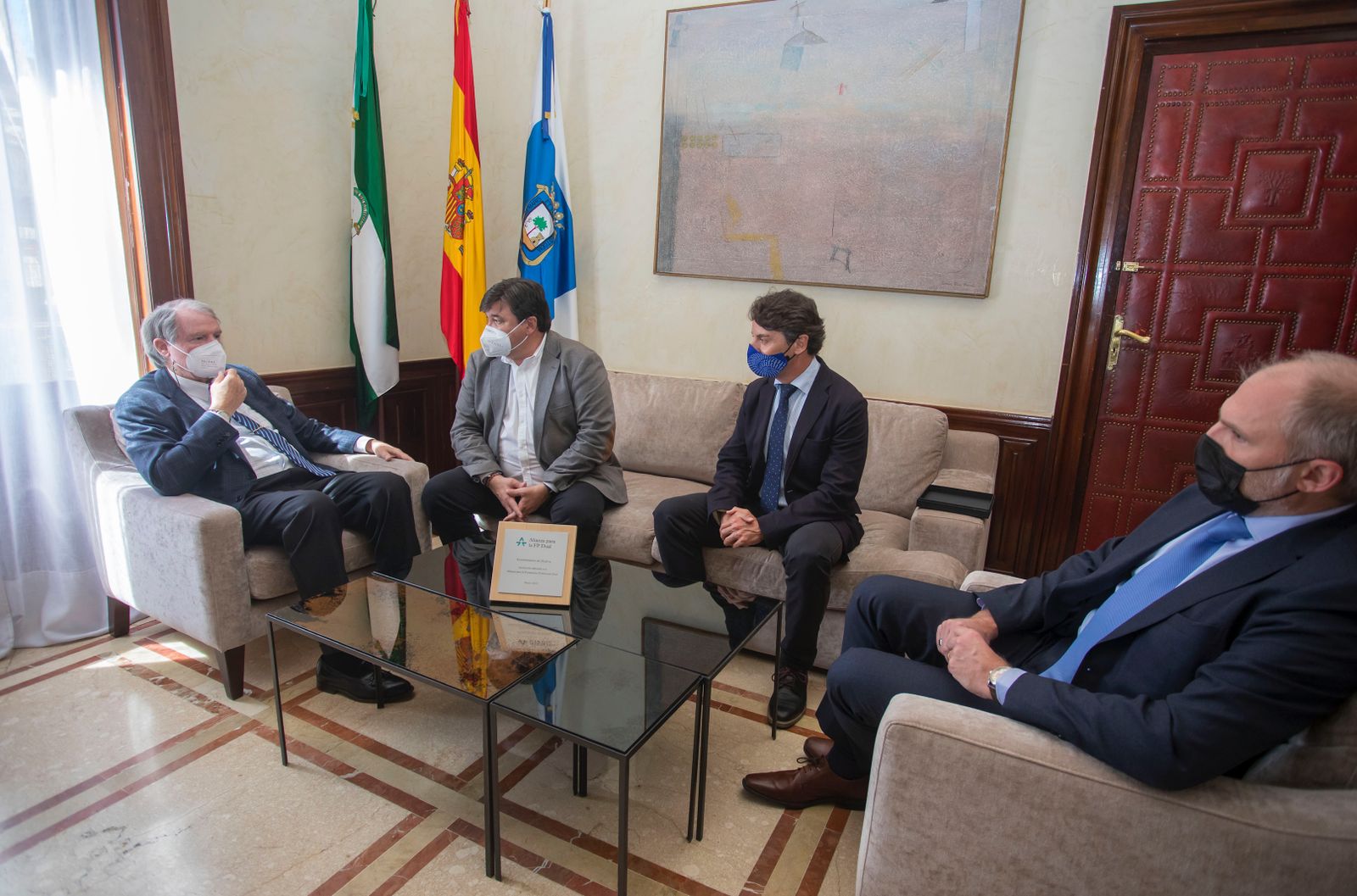 El alcalde de Huelva y el concejal de Empleo con representantes de la Fundación Bertelsmann