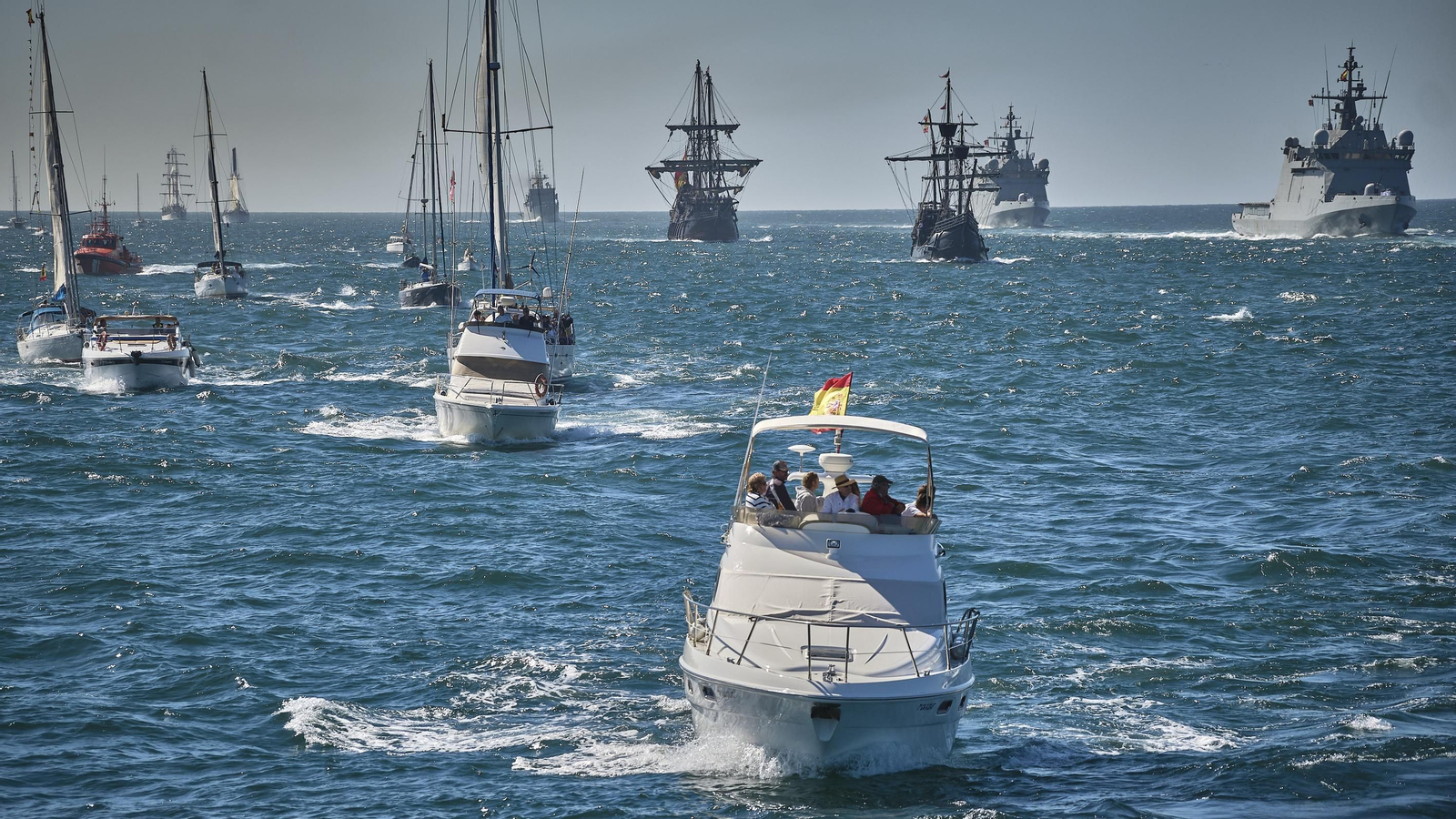 Parada naval y aérea en homenaje a Elcano en aguas de Sanlúcar. Parada naval y aérea en homenaje a Elcano en aguas de Sanlúcar.