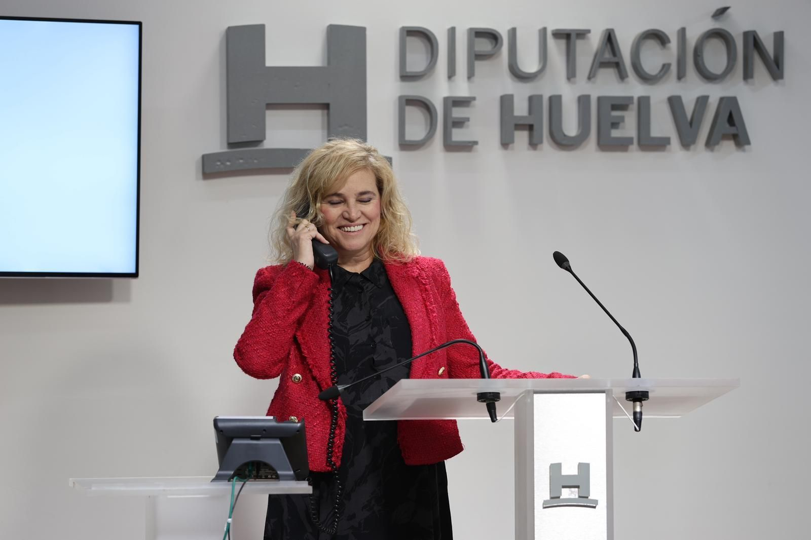 La diputada de Cultura de Diputación, Gracia Baquero, anunciando el premio a la ganadora