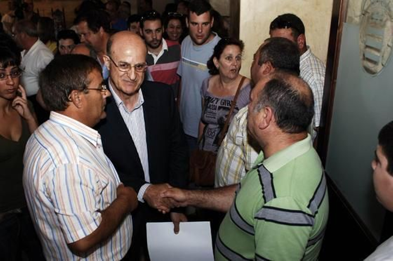 Juan Sevillano (PSOE) es felicitado tras obtener la alcaldía de Bornos