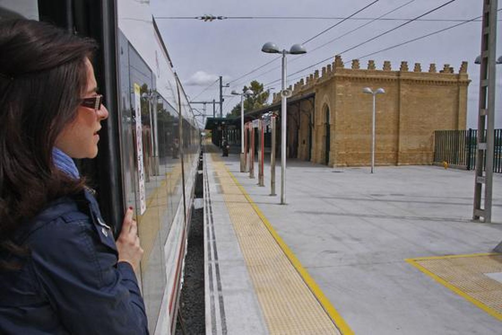 El tren a su paso por Sanlúcar.

Foto: B.Vargas