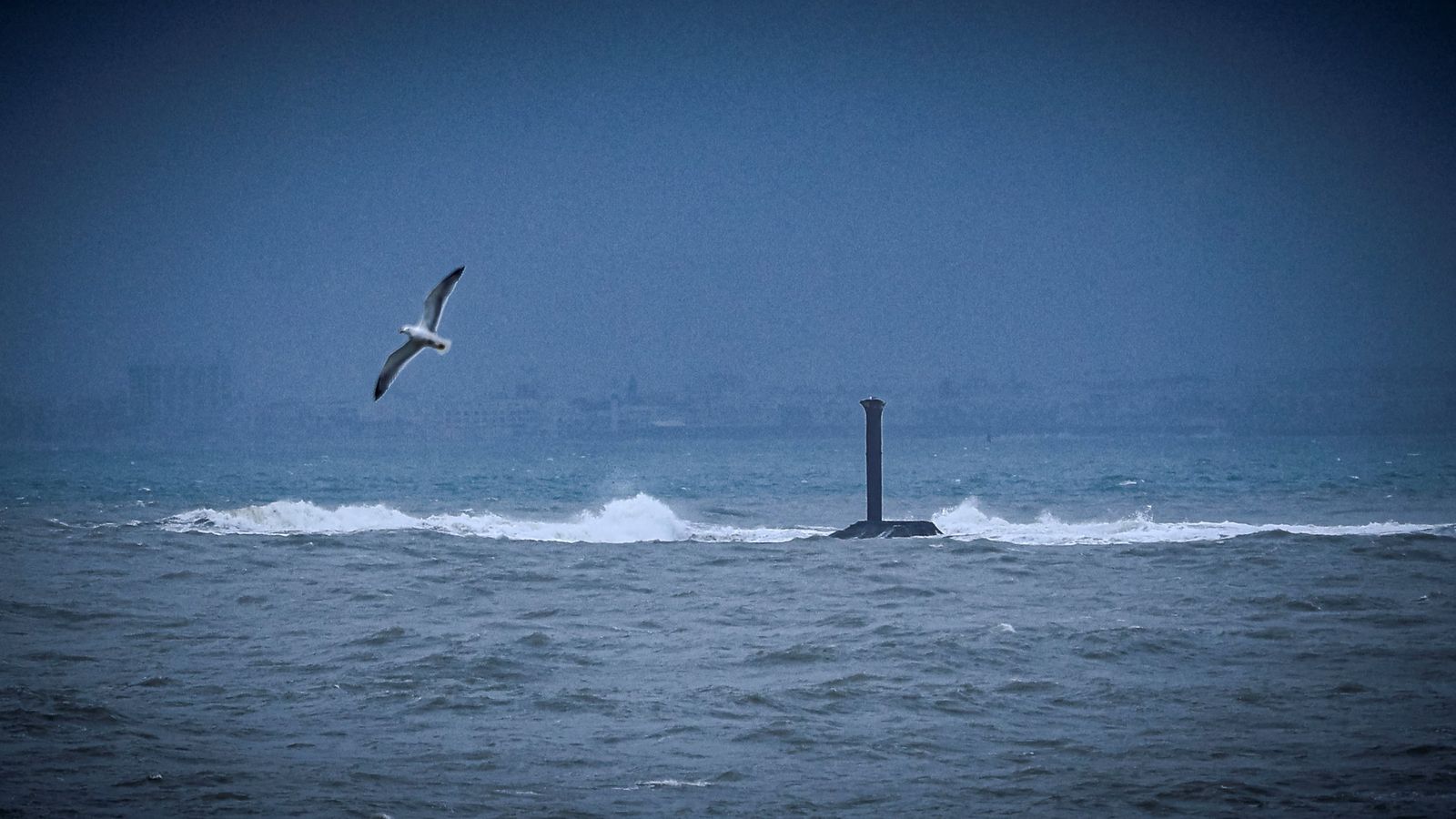 El faro de La Galeona, sin la imagen de la Virgen del Rosario.