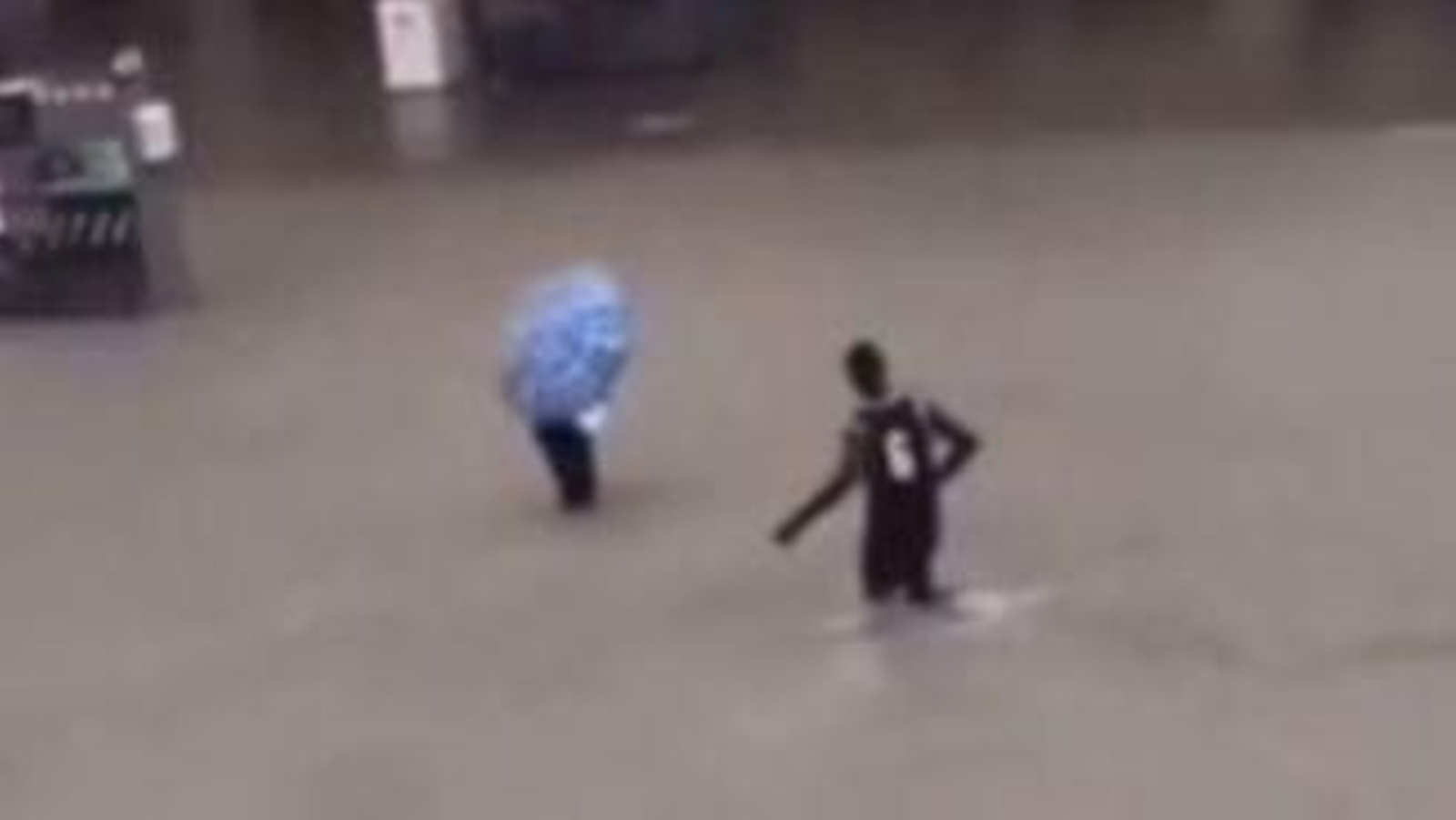 Momento en el que el hombre auxilia a la mujer en calle Héroe de Sostoa