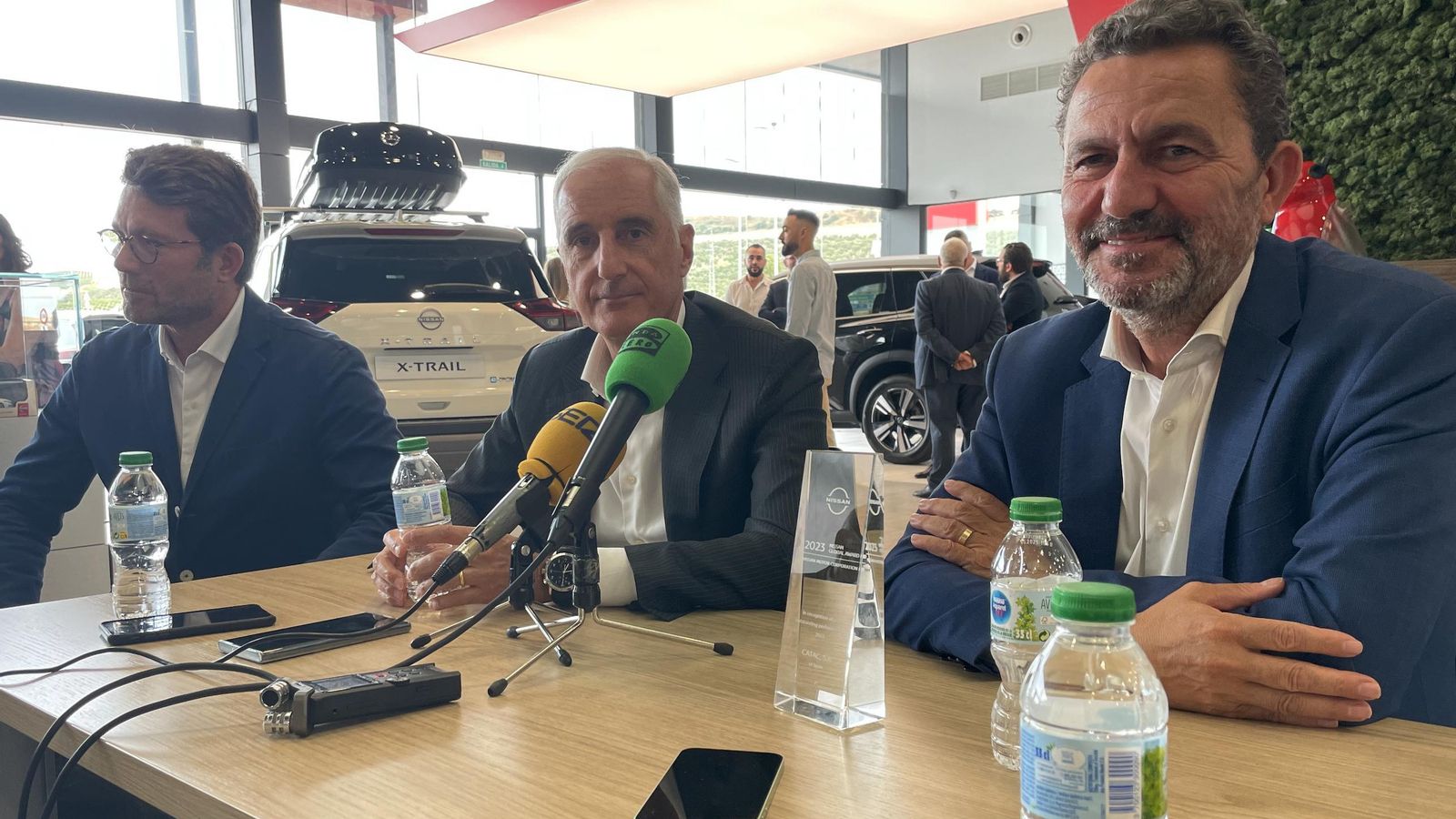 Mattucci, en su comparecencia ante los medios, acompañado por el director de comunicación de Nissan Motor Ibérica, Francesc Corberó; y Antonio Gil, administrador de Eticalidad,