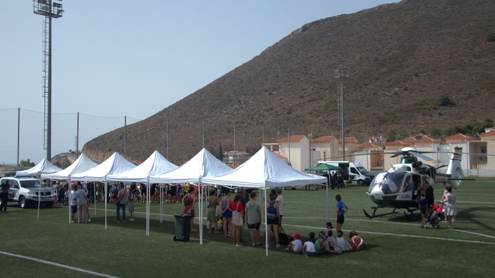 Multitud de personas se han desplazado para conocer el dispositivo de la Guardia Civil