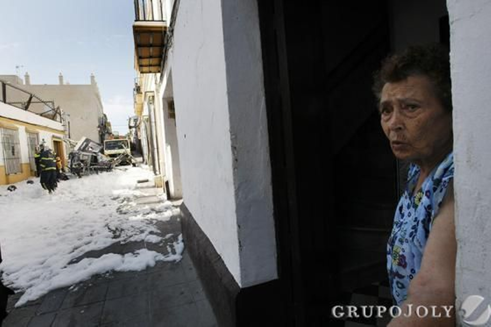 El piloto, que intentó aterrizar, acabó a pocos metros de la Iglesia Prioral Portuense. Heridos el piloto y los dos pasajeros, que tomaban imágenes turísticas de la ciudad./Fotos:Fito Carreto

Foto: Fito Carreto