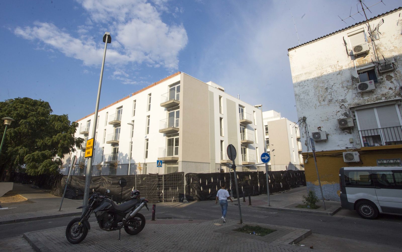 Los dos nuevos edificios de alquiler social, entre las calles Tordo y Estornino. Al lado, los viejos bloques del Ayuntamiento.