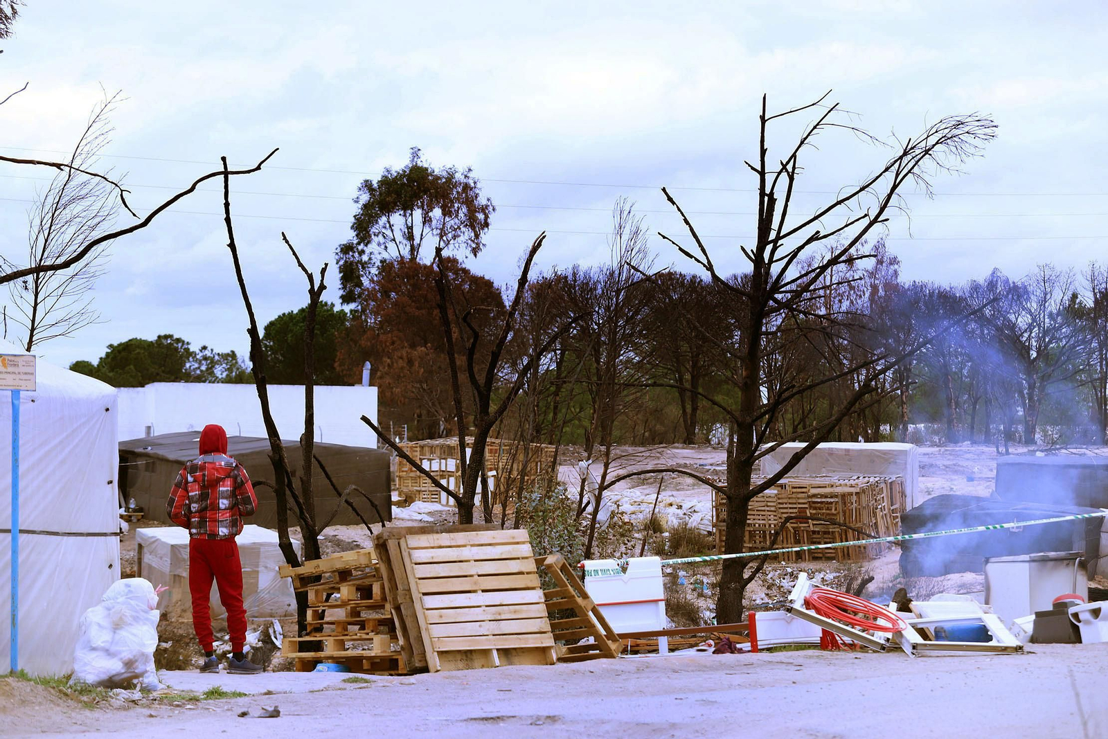 Imágenes del incendio de un asentamiento en Palos de la Frontera, donde falleció un joven de 23 años