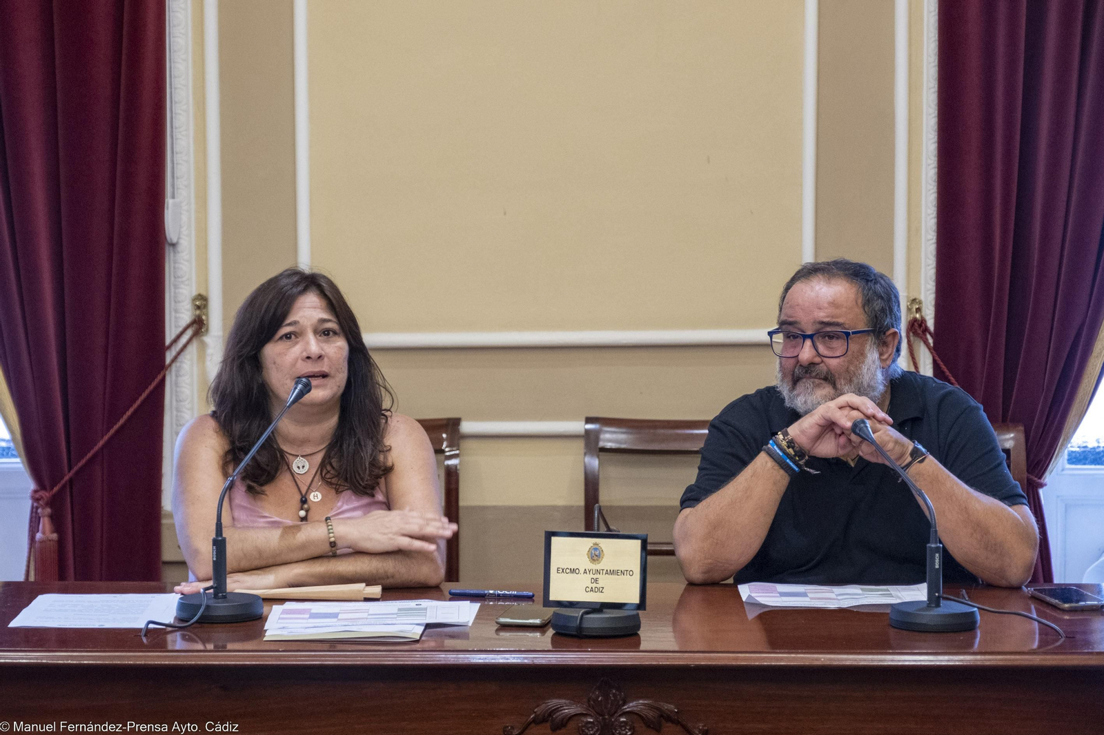 La concejala de Asuntos Sociales, Helena Fernández, y el coordinador del programa, Juan Jesús Cardoso.
