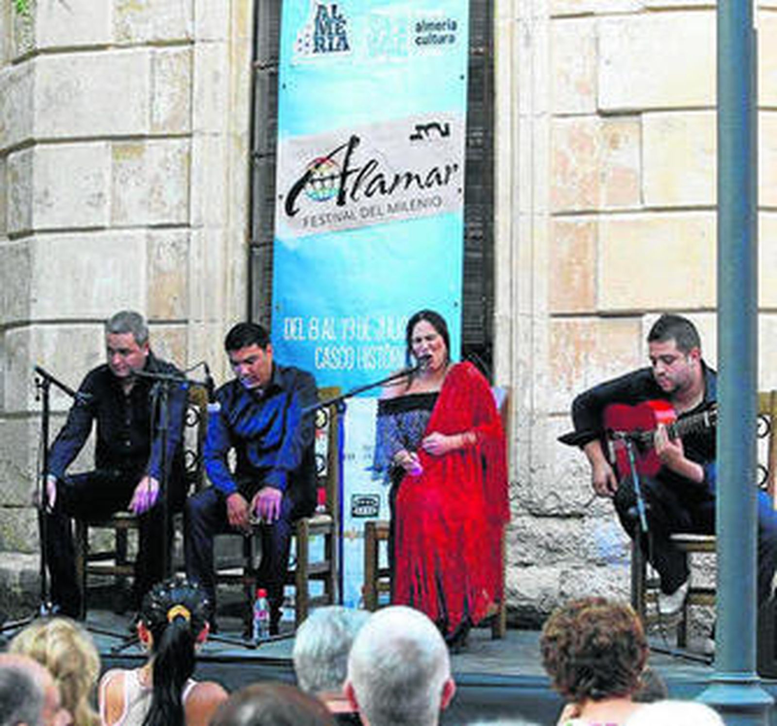Toñi Fernández con su cuadro flamenco en la Plaza Granero.