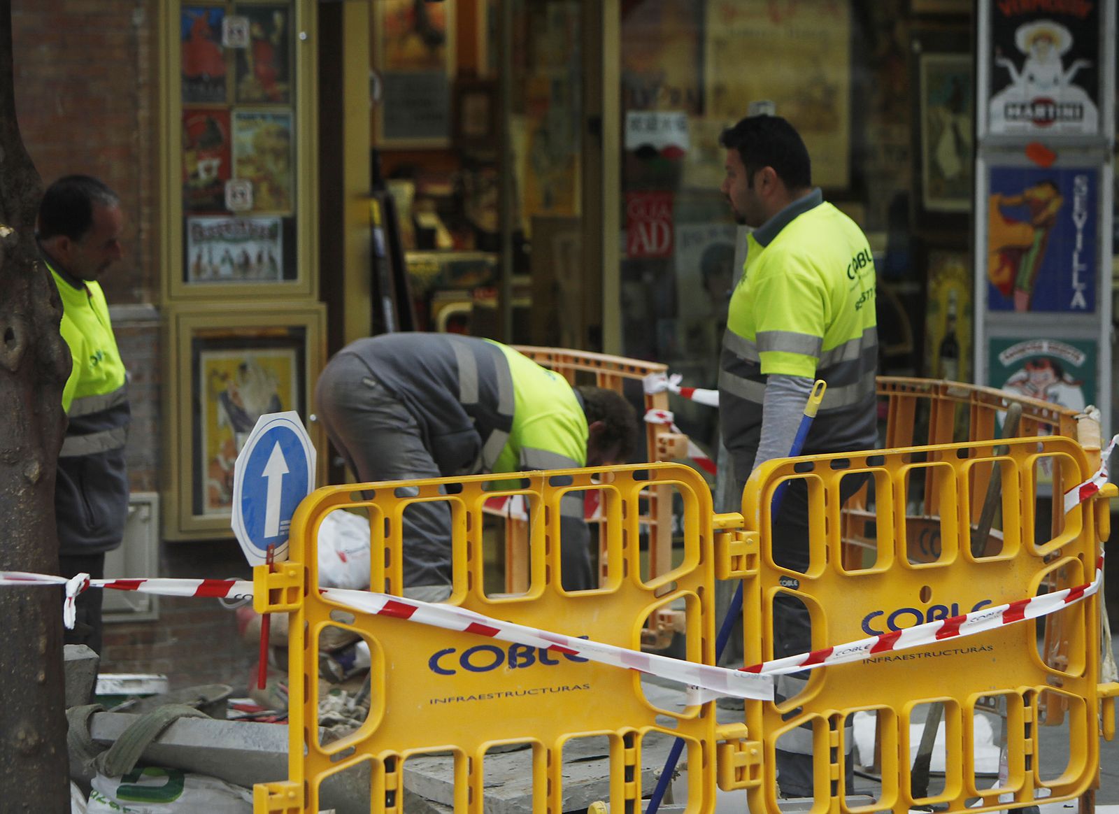 Dos operarios trabajan en plena calle.