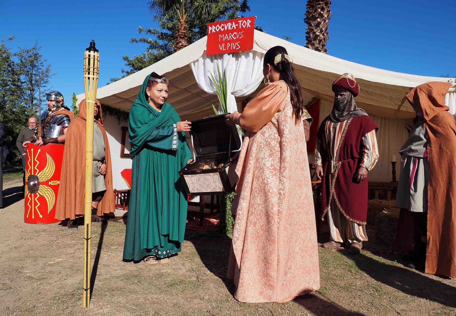 Las mejores imágenes de la recreación en Tharsis de la llegada del oro que llevarán los Reyes Magos a Belén