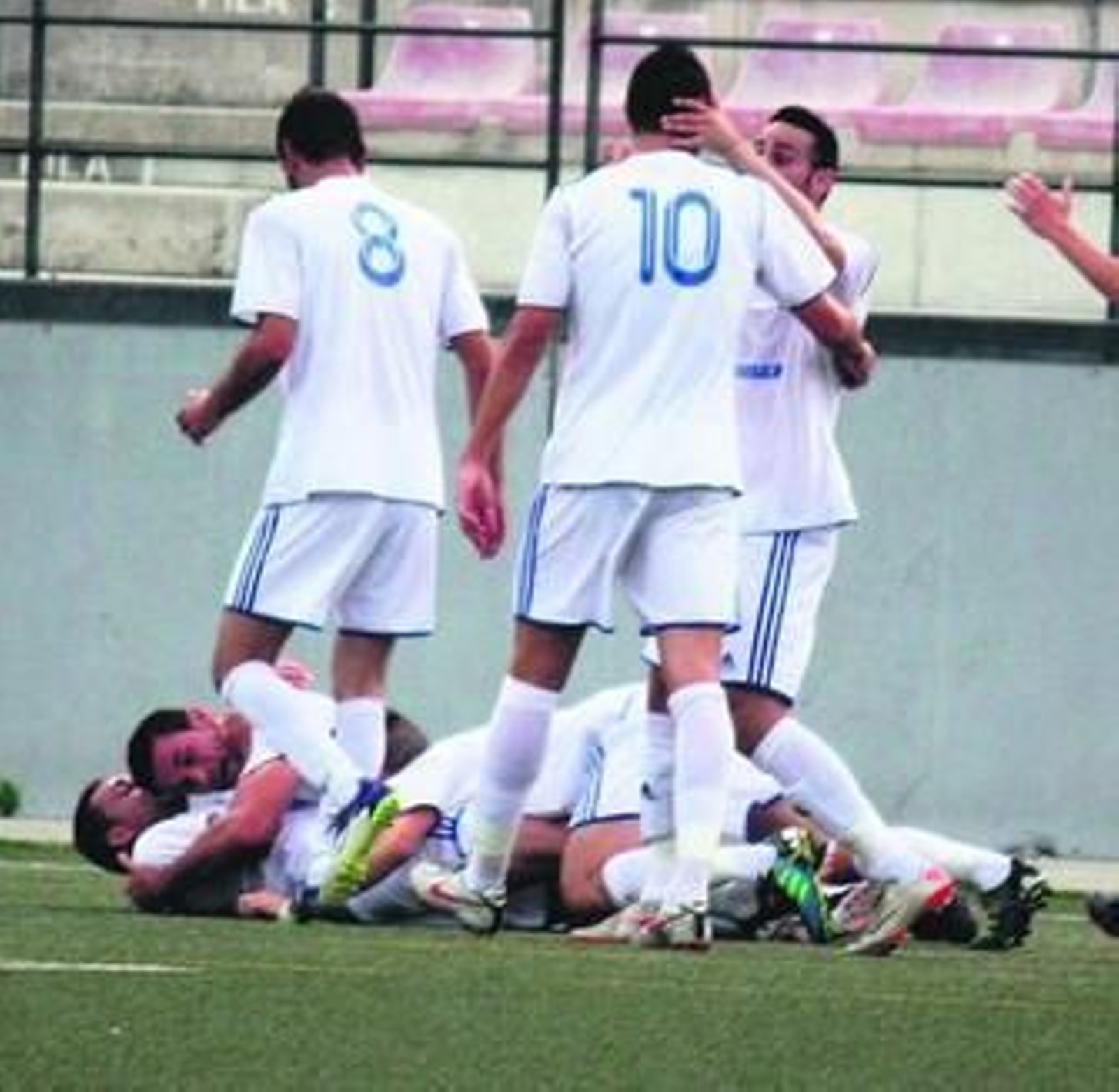 Los jugadores del Tenisca celebran uno de los goles del partido de ida.
