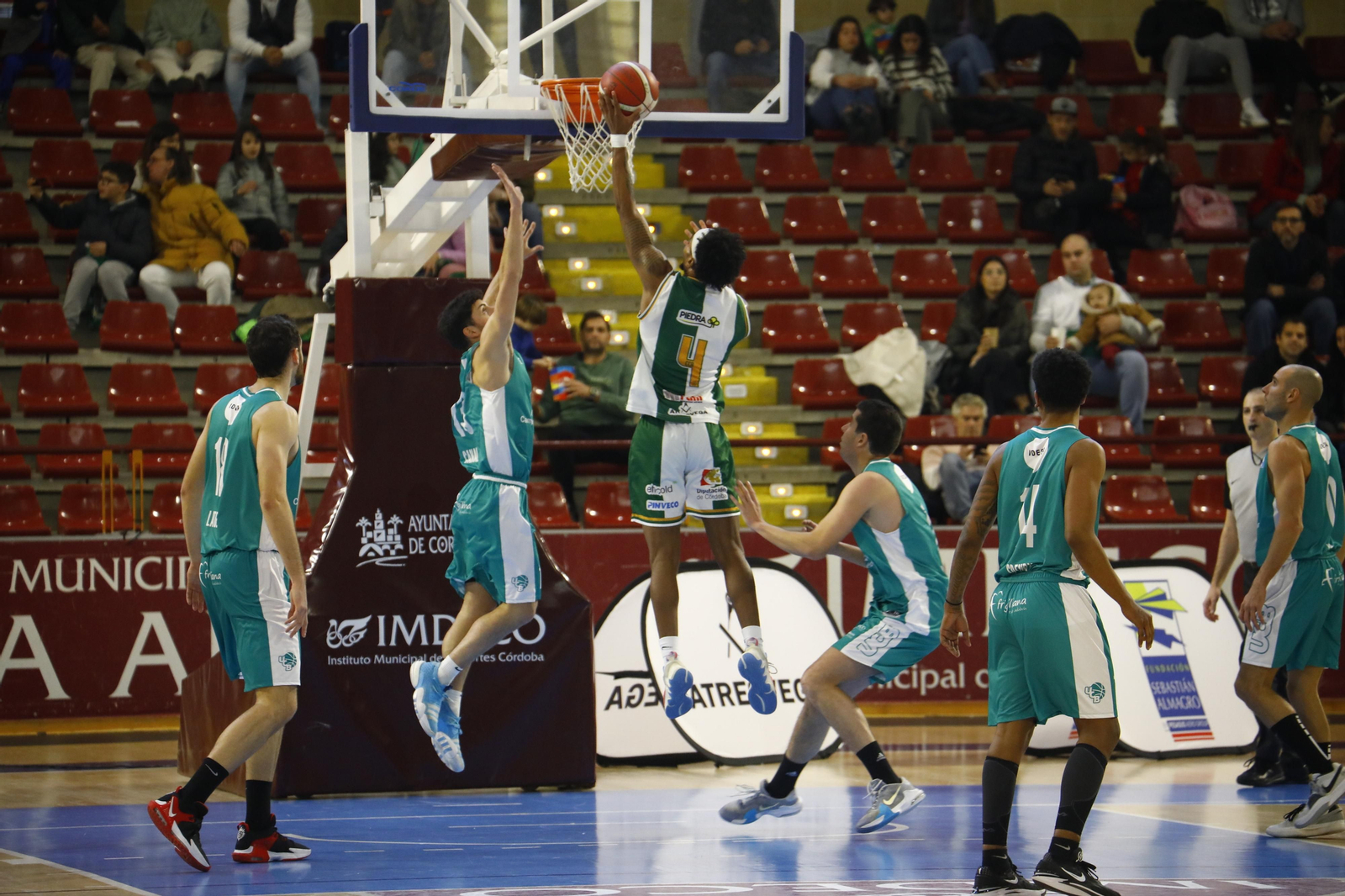 Las mejores fotos del ambiente en Vista Alegre para el derbi entre el Coto Córdoba y el UCB Camper Eurogaza
