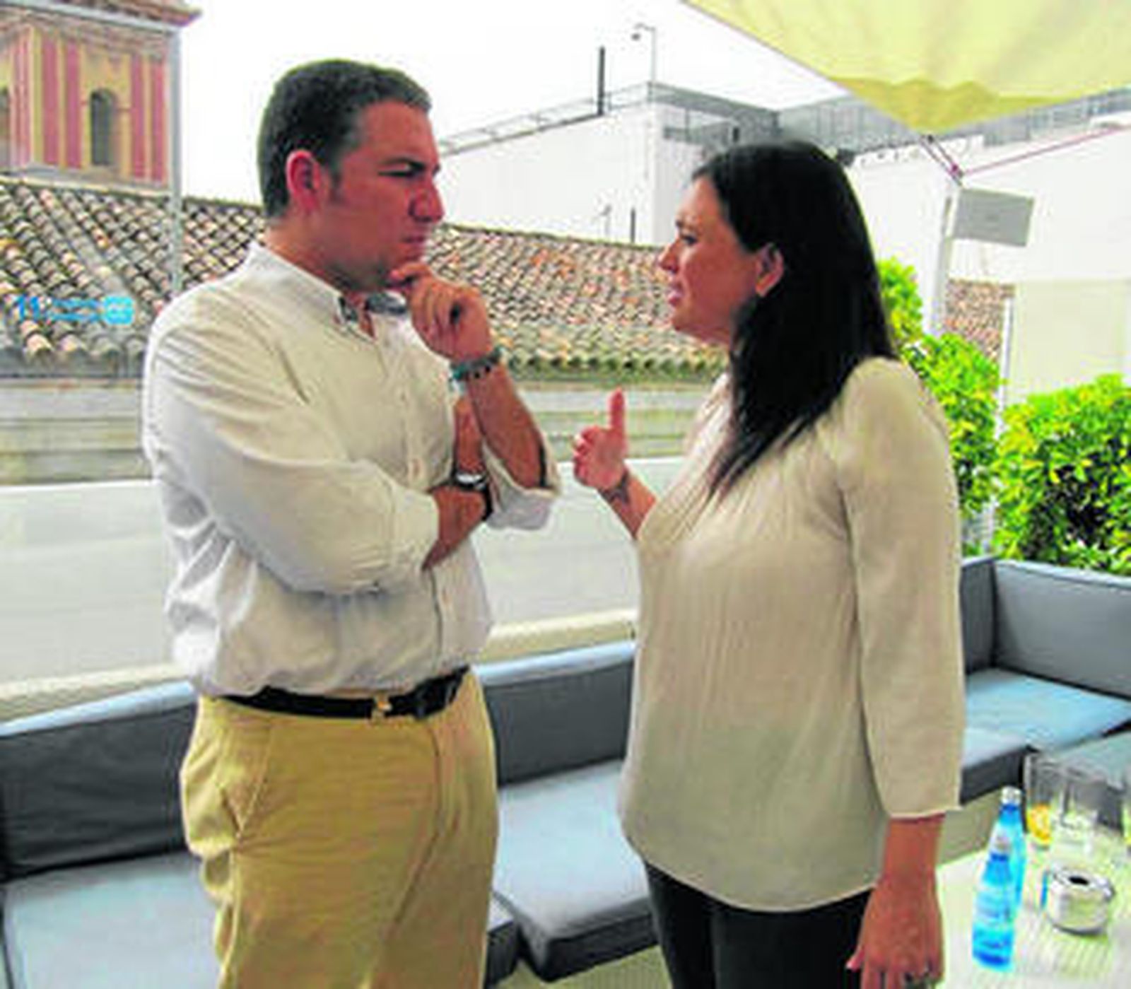 Bendodo y Del Cid, charlando ayer tras el acto de Nuevas Generaciones celebrado en Málaga.