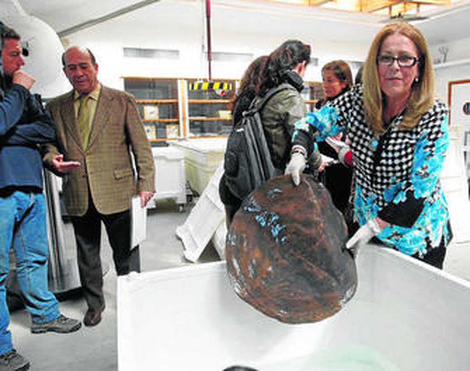 Rafael Barra y la delegada de Cultura Yolanda Peinado, con una de las planchas de bronce encontradas.