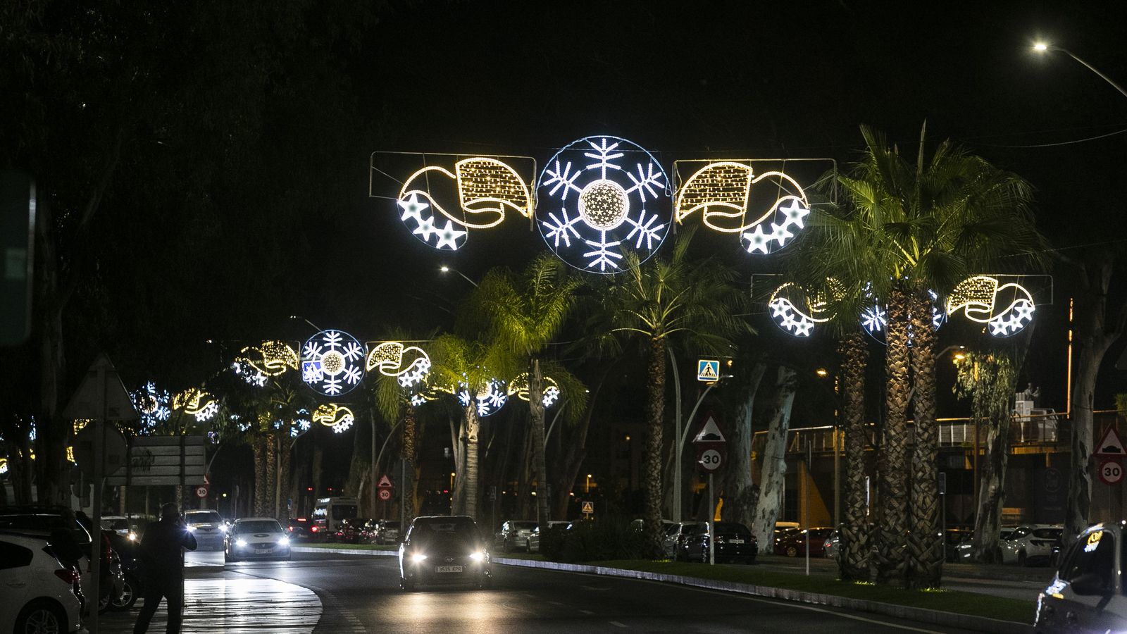 Vista general de la avenida del Decano iluminada.