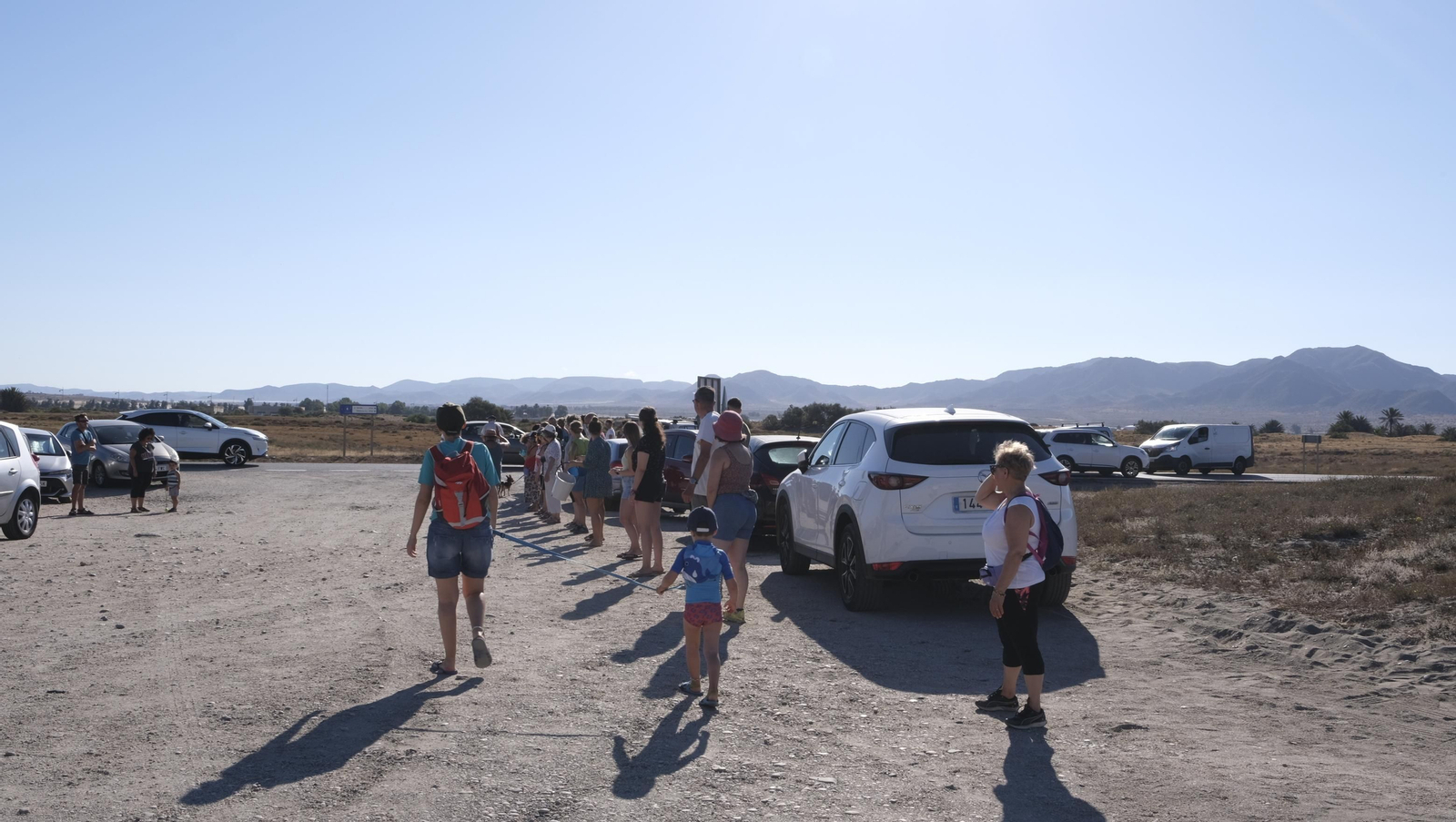 Imágenes de la cadena humana contra la desecación de Las Salinas de Cabo de Gata. Almería