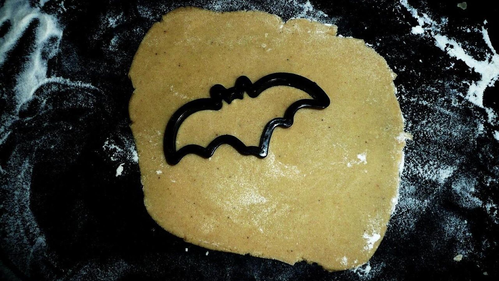 Dulce al que se le incorpora chocolate en forma de murciélago