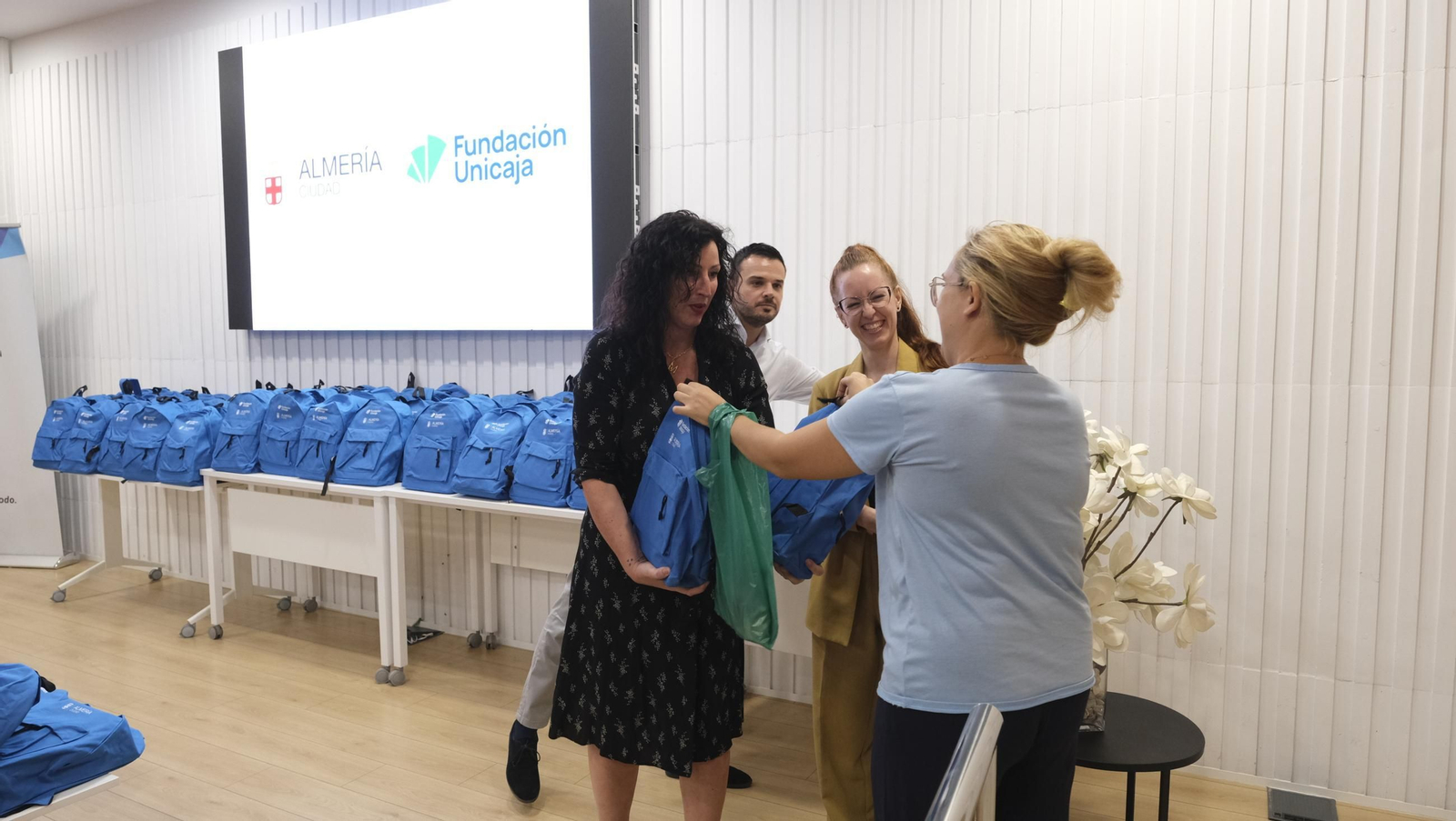 Entrega de material escolar a familias vulnerables, en imágenes