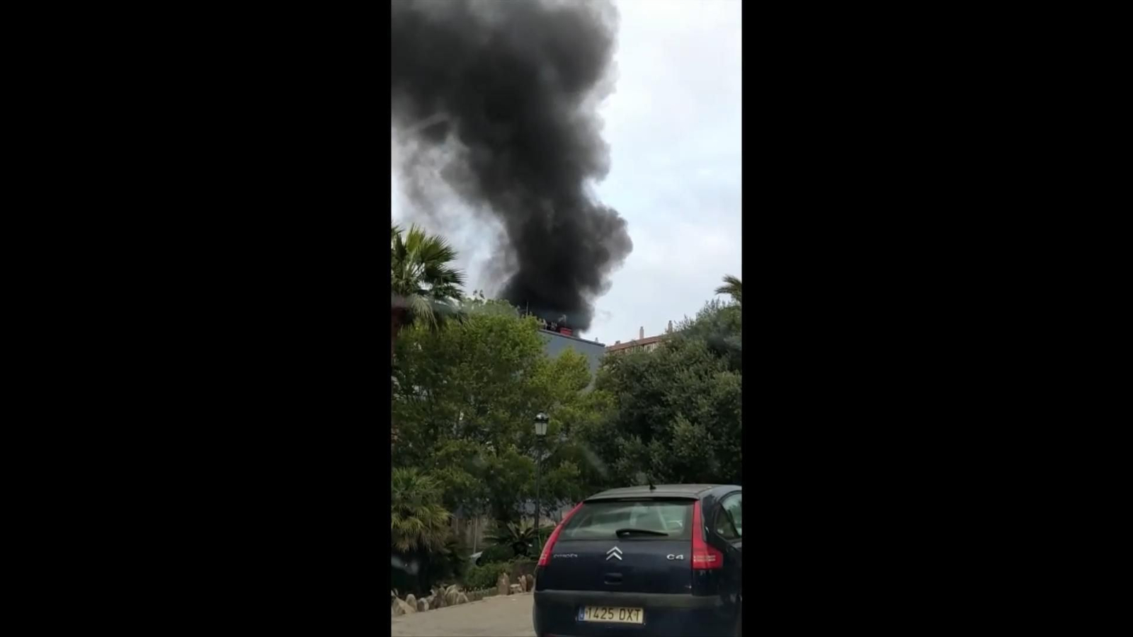 La cortina de humo provocada por el incendio del contenedor La cortina de humo provocada por el incendio del contenedor