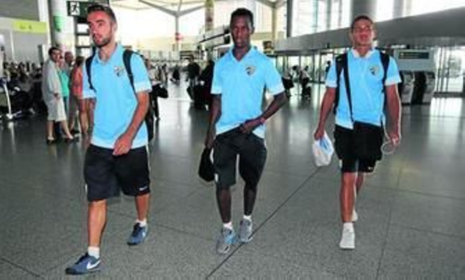 Sergi Darder, Fabrice y Roberto Chen, ayer en el aeropuerto antes de embarcar hacia Birmingham.